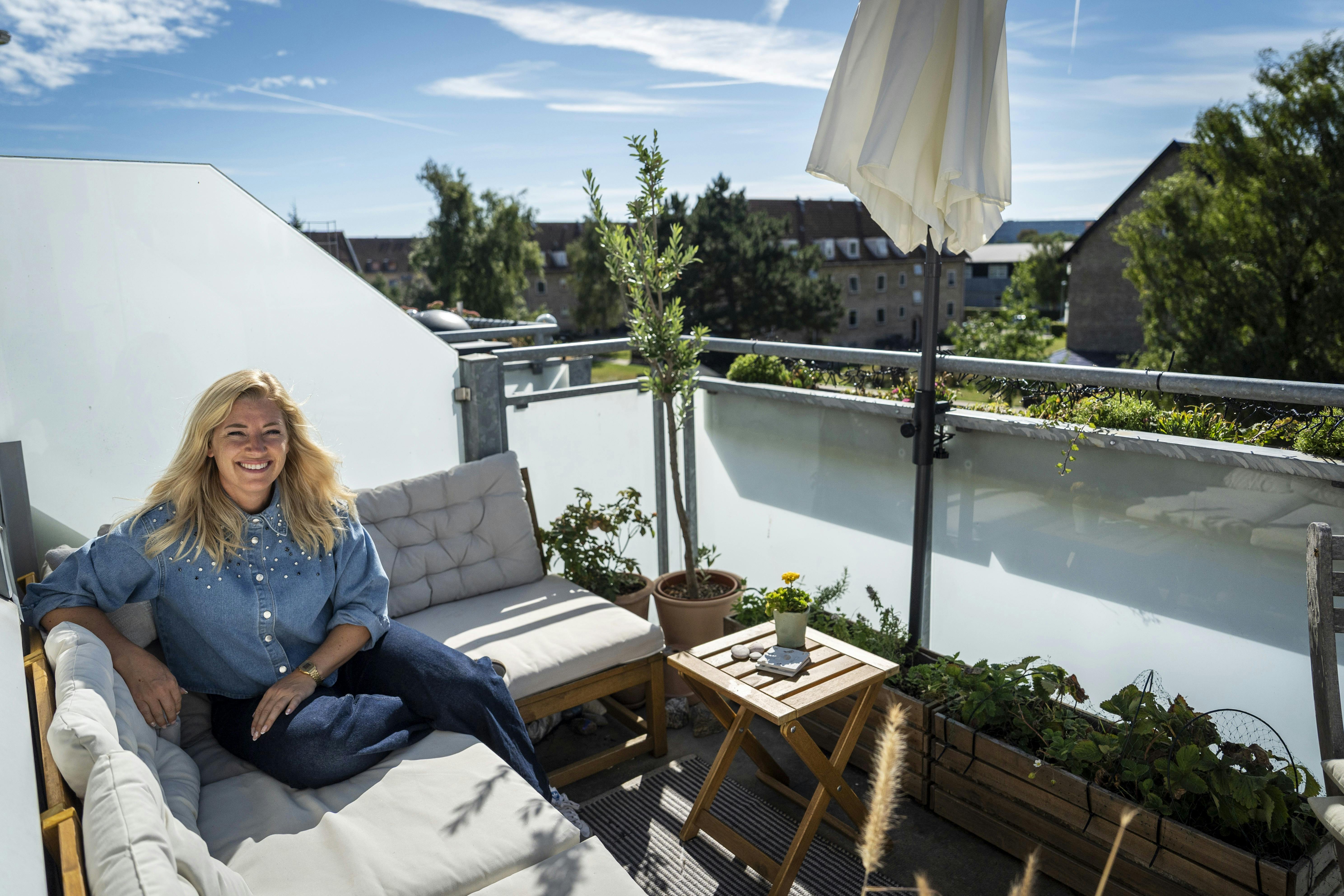 Dorthe har valgt at prioritere de ting, der gør hende glad. Hun nyder at gå ture, og hun er begyndt at træne i det lokale fitnesscenter.
