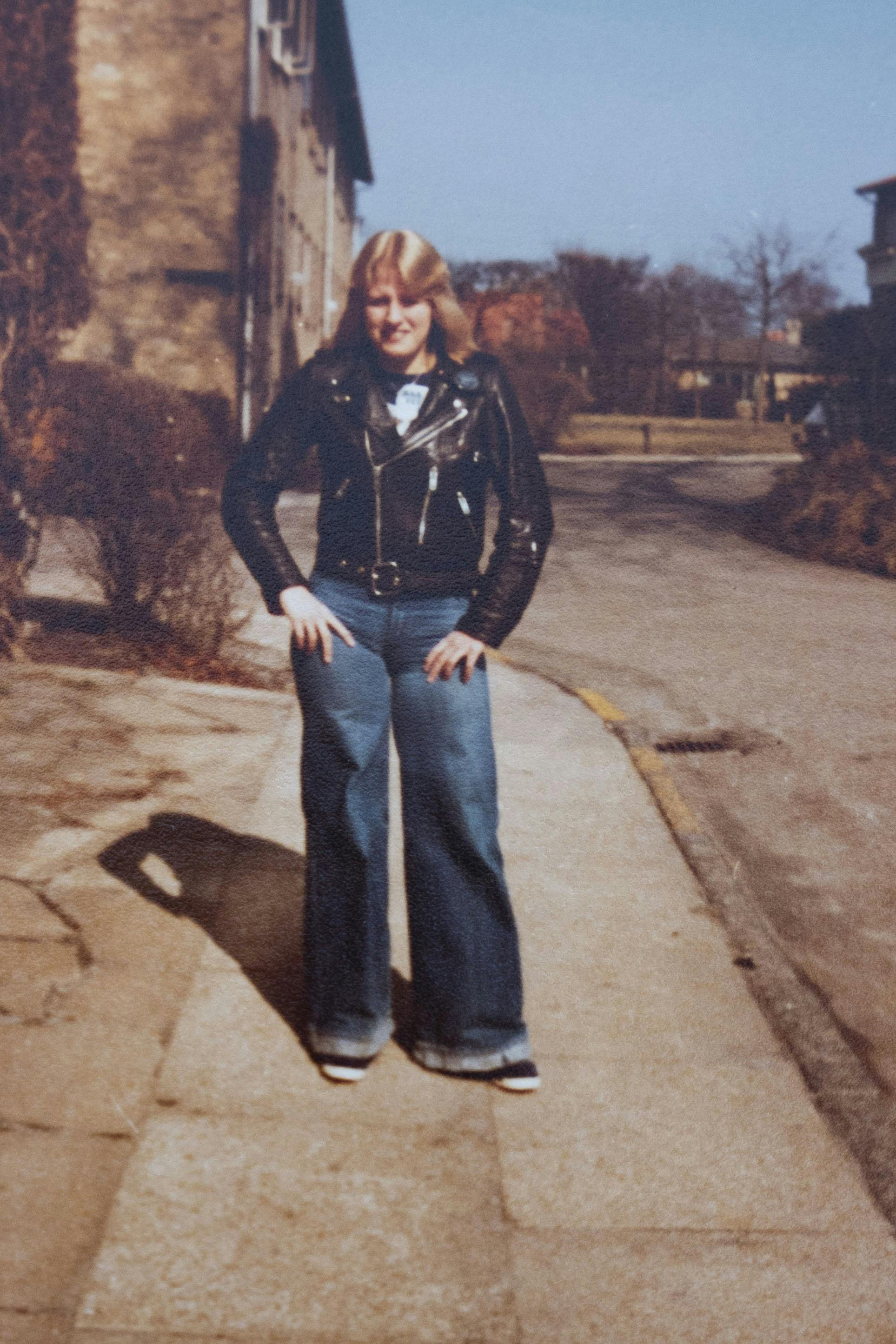 Birgit som ung i cool outfit. Når hun sad bag på Flemmings motorcykel, var hun lykkelig.