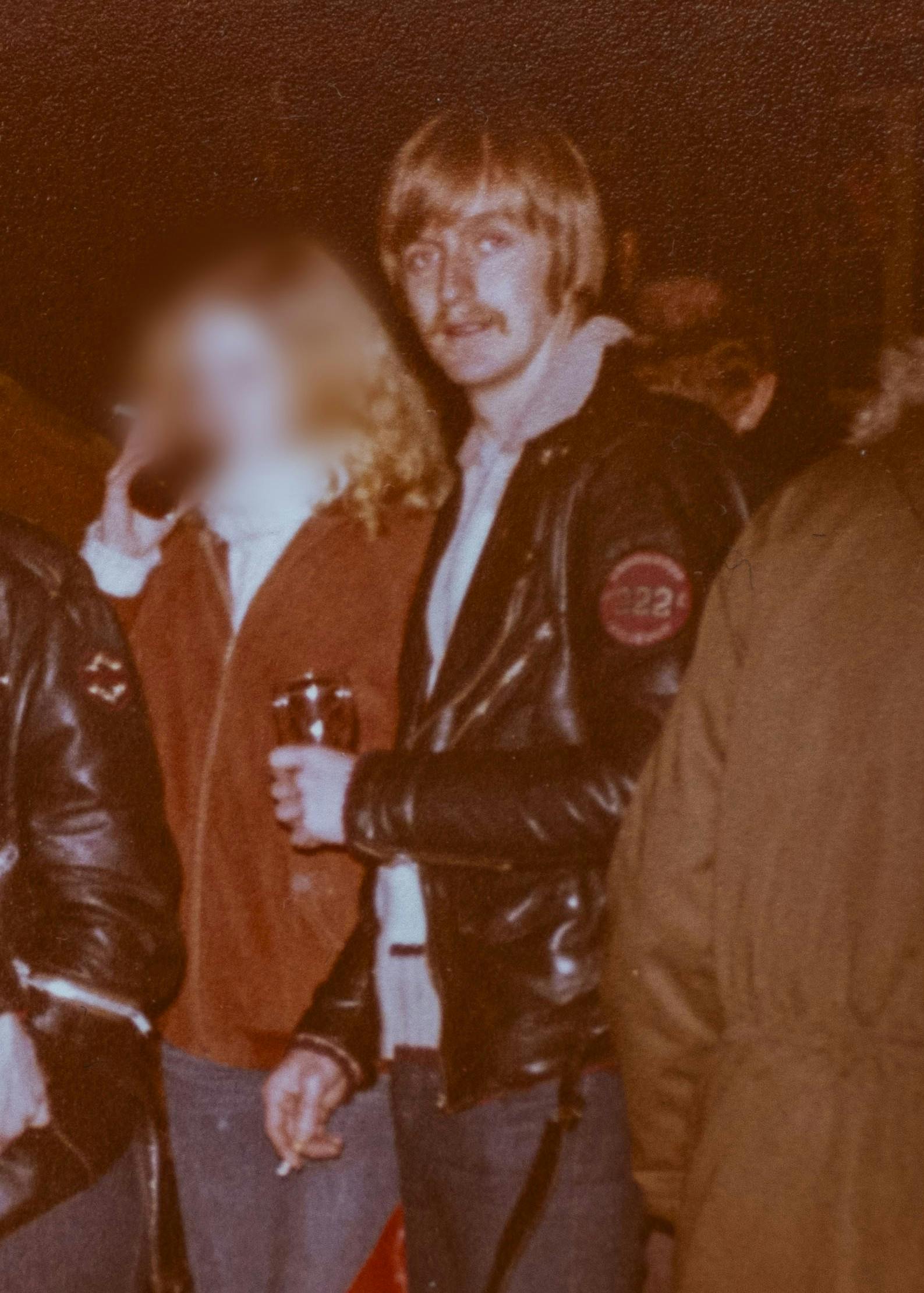 Flemming med læderjakke, langt hår og overskæg med en anden veninde fra kredsen.