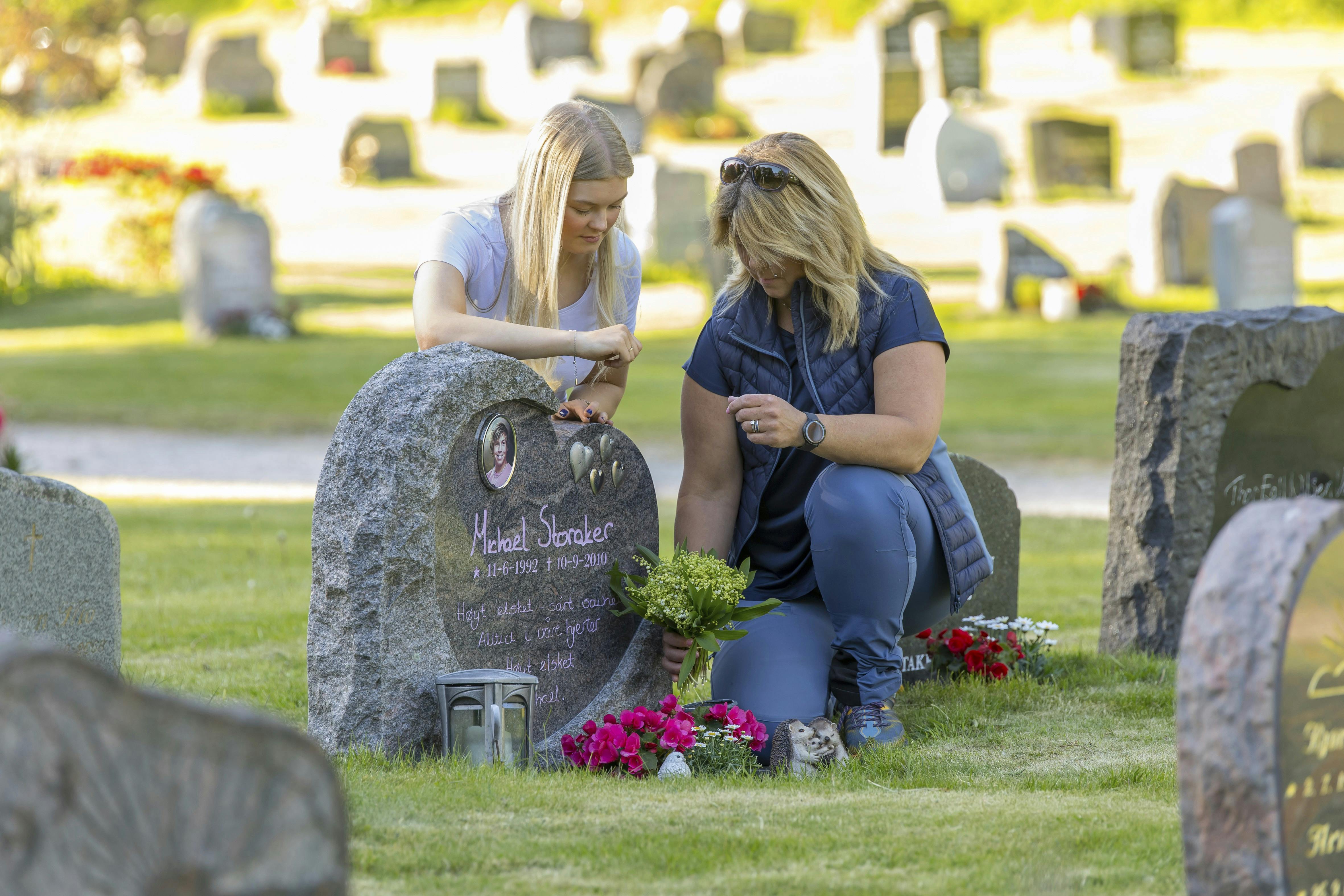 I begyndelsen havde Gro behov for at besøge sønnens grav og tænde lys hver dag. Nu har hun det ikke sådan længere, men hun besøger den gerne et par gange om måneden, her med datteren Emilie.