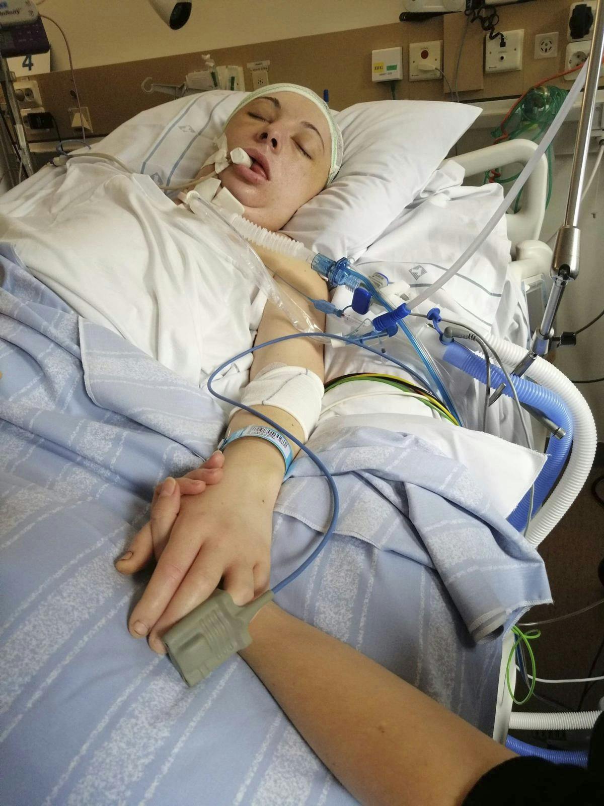 Edyta ønsker at dele dette barske foto fra hendes ophold på sygehuset i Lund efter overfaldet. Her svævede hun mellem liv og død.