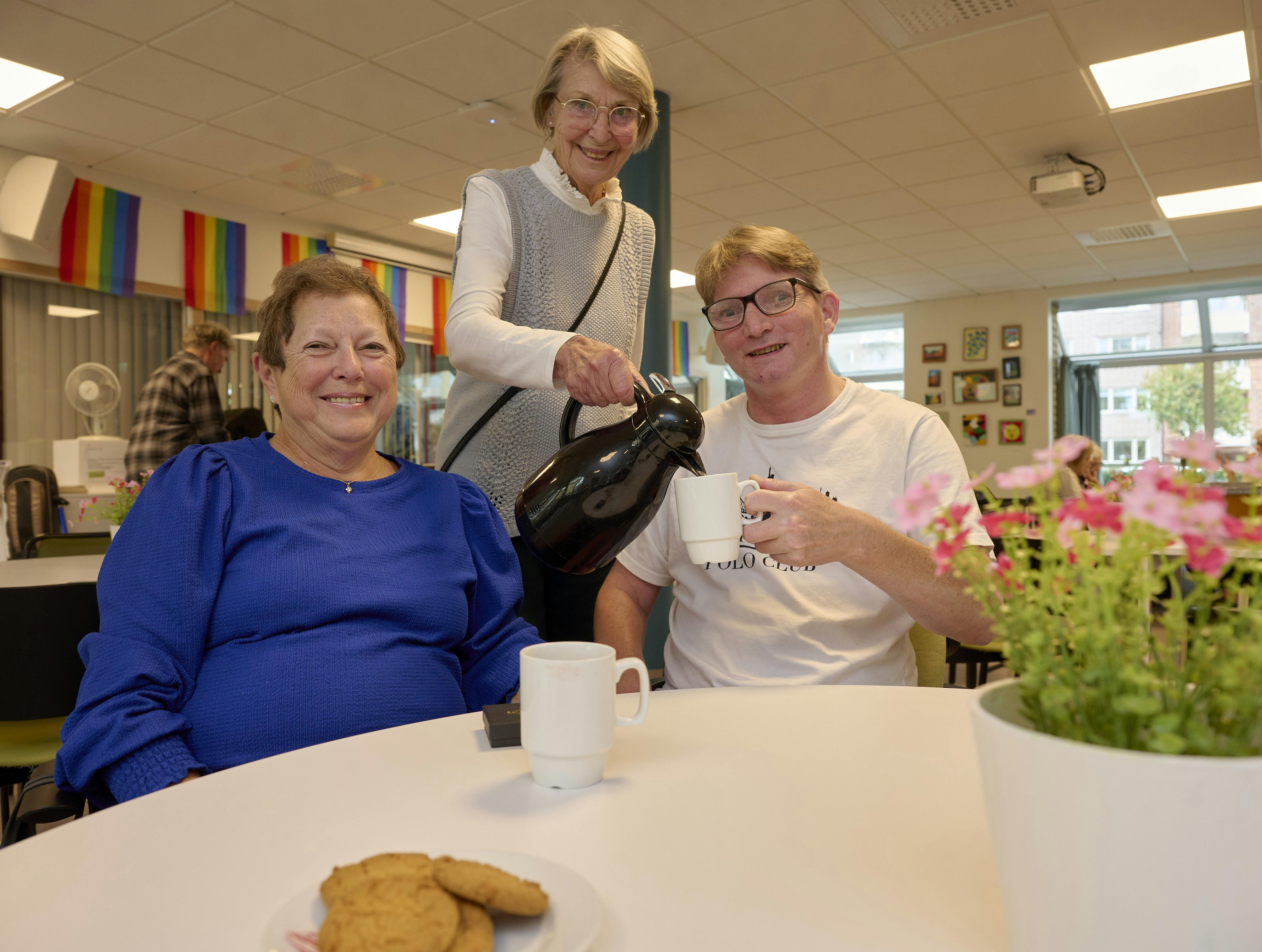 Takket være Esther har Andreas fået mange nye venner og et fællesskab. Deriblandt Birgitta Hedstigen, som her skænker kaffe.