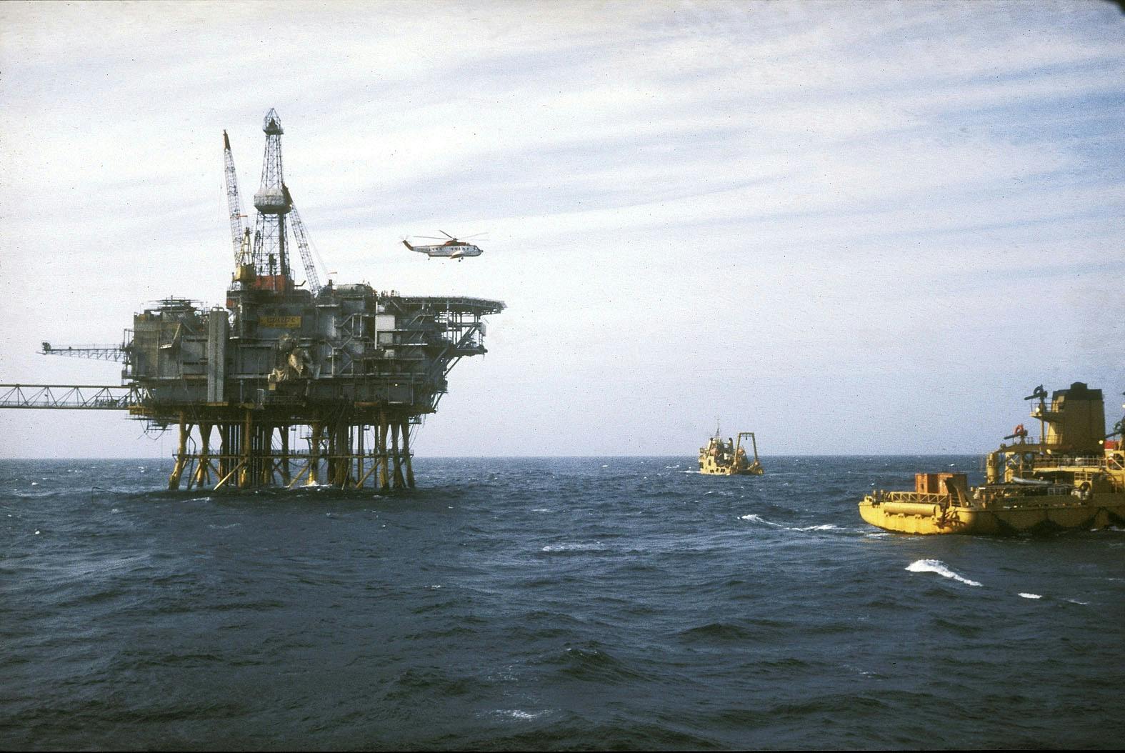 Olieplatformen Edda 2-7C og redningsbåde efter kæntringen af Aleksander L. Kielland.