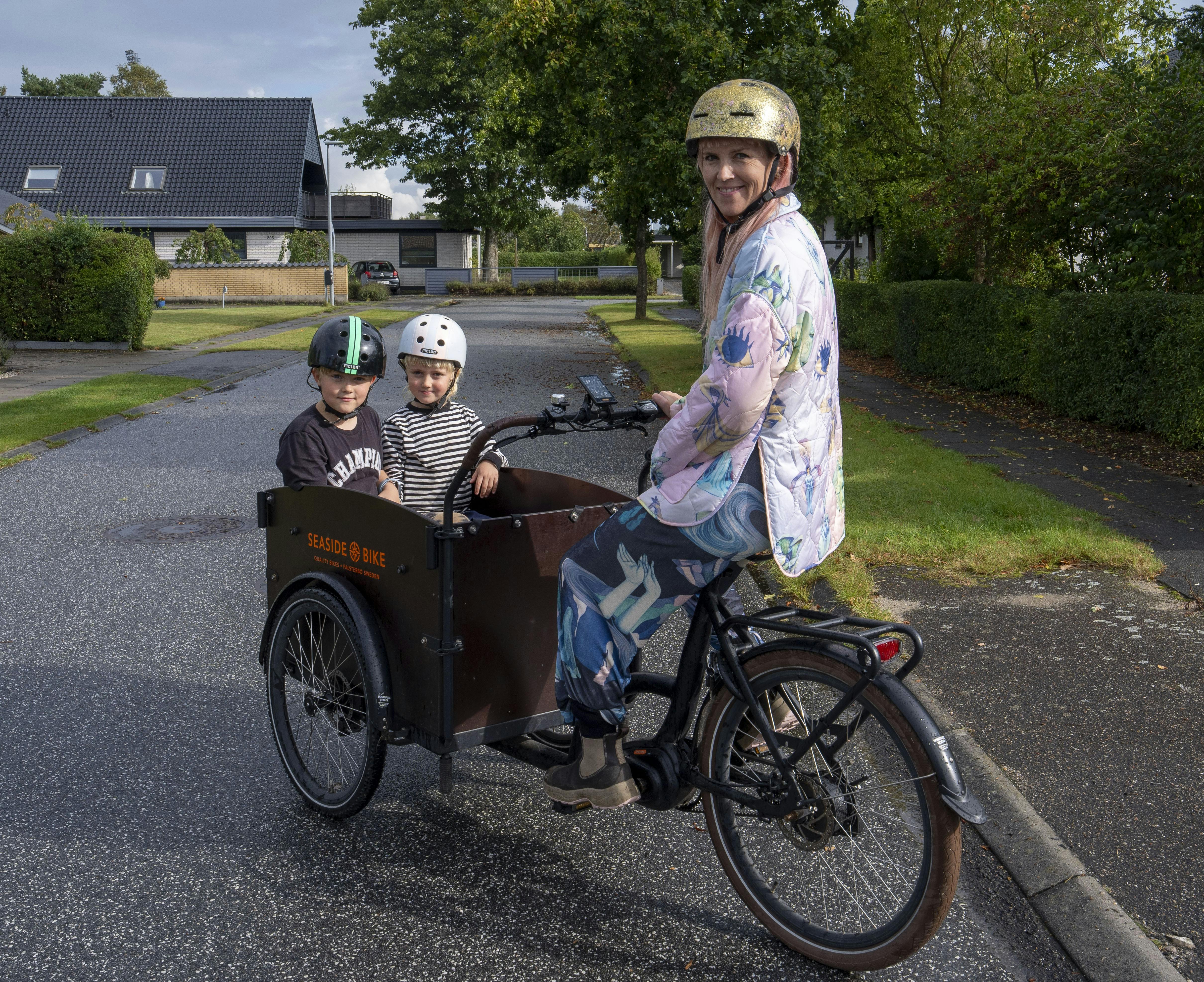 Sanne Sested Haas på cykel med sine børn.