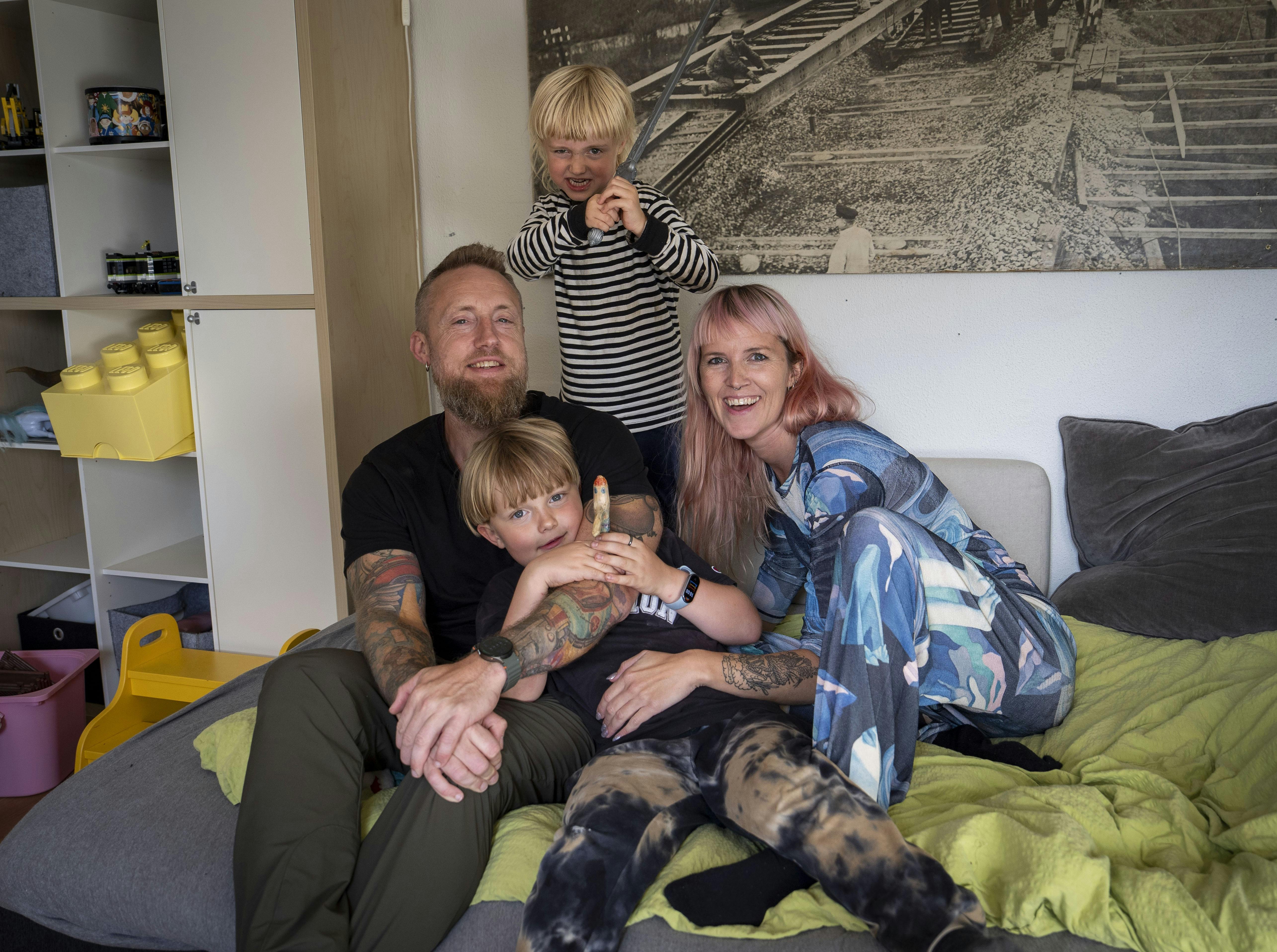 Sanne og Marc Sested Haas fra Silkeborg med deres to sønner.