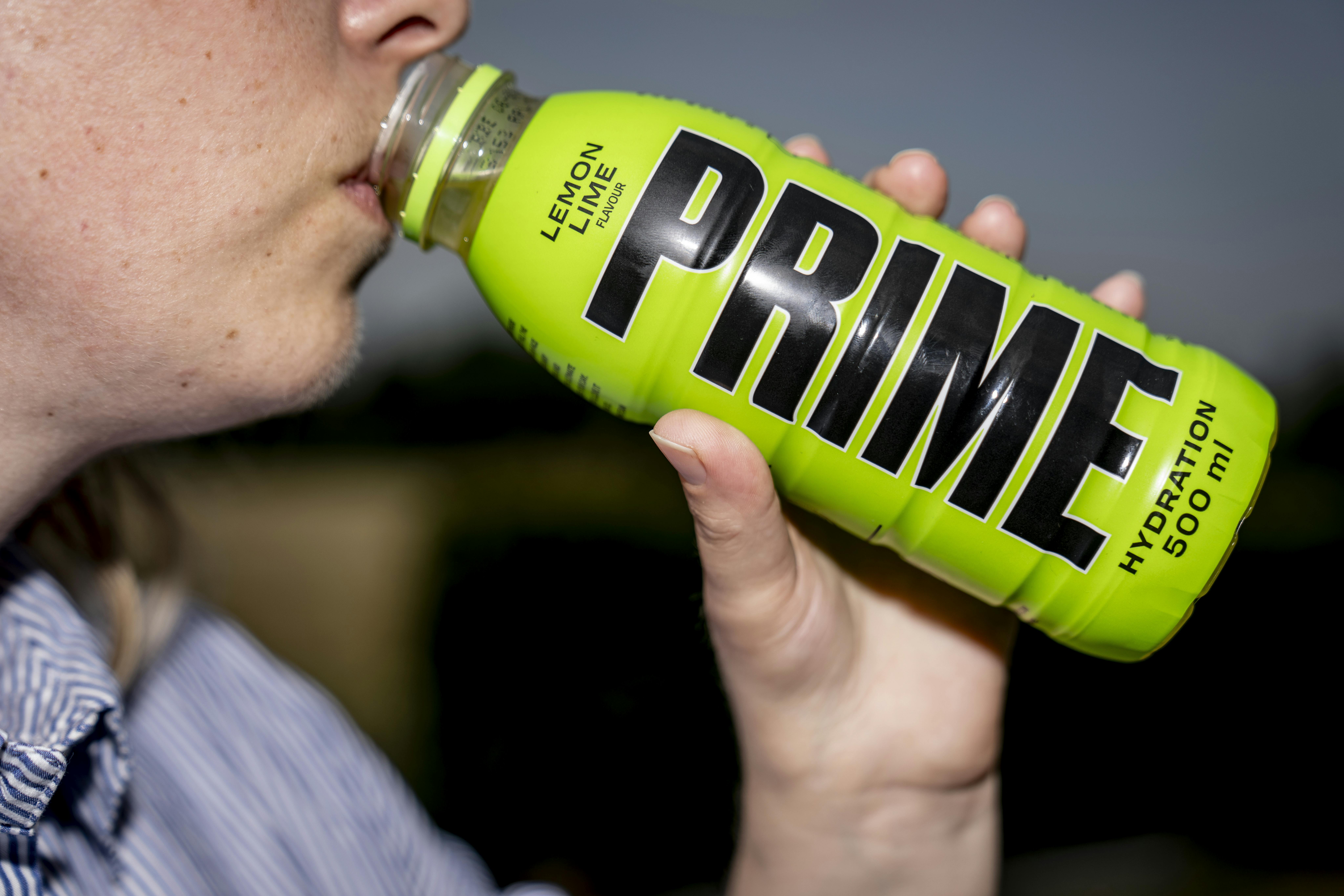 Modelfoto af teenagedreng, der drikker energidrikken Prime.