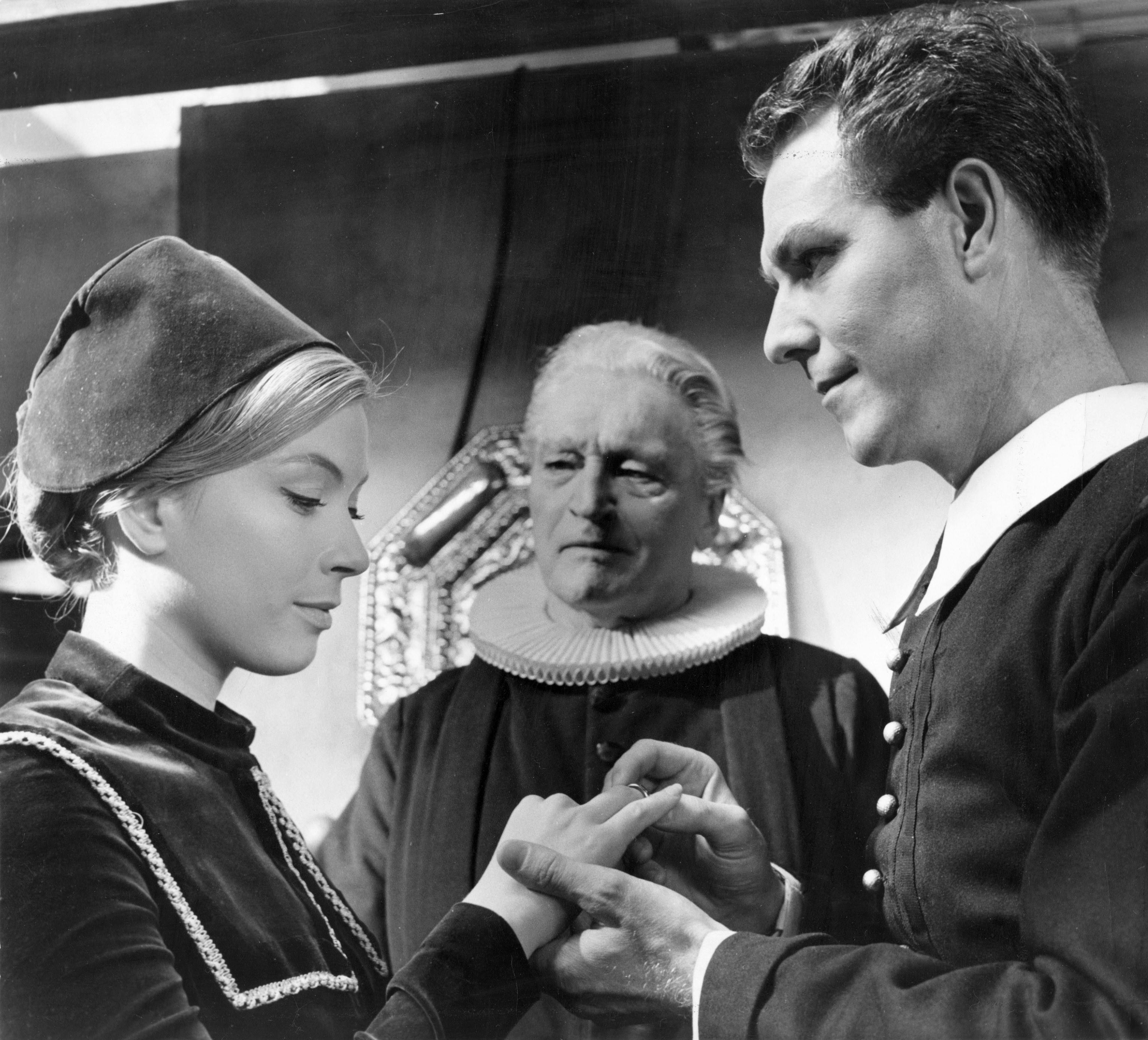 ”Præsten i Vejlby” har været filmatiseret flere gange. Her ses Hanne Borchsenius, Johannes Meyer og Holger Juul Hansen i en tv-udgave fra 1960.
