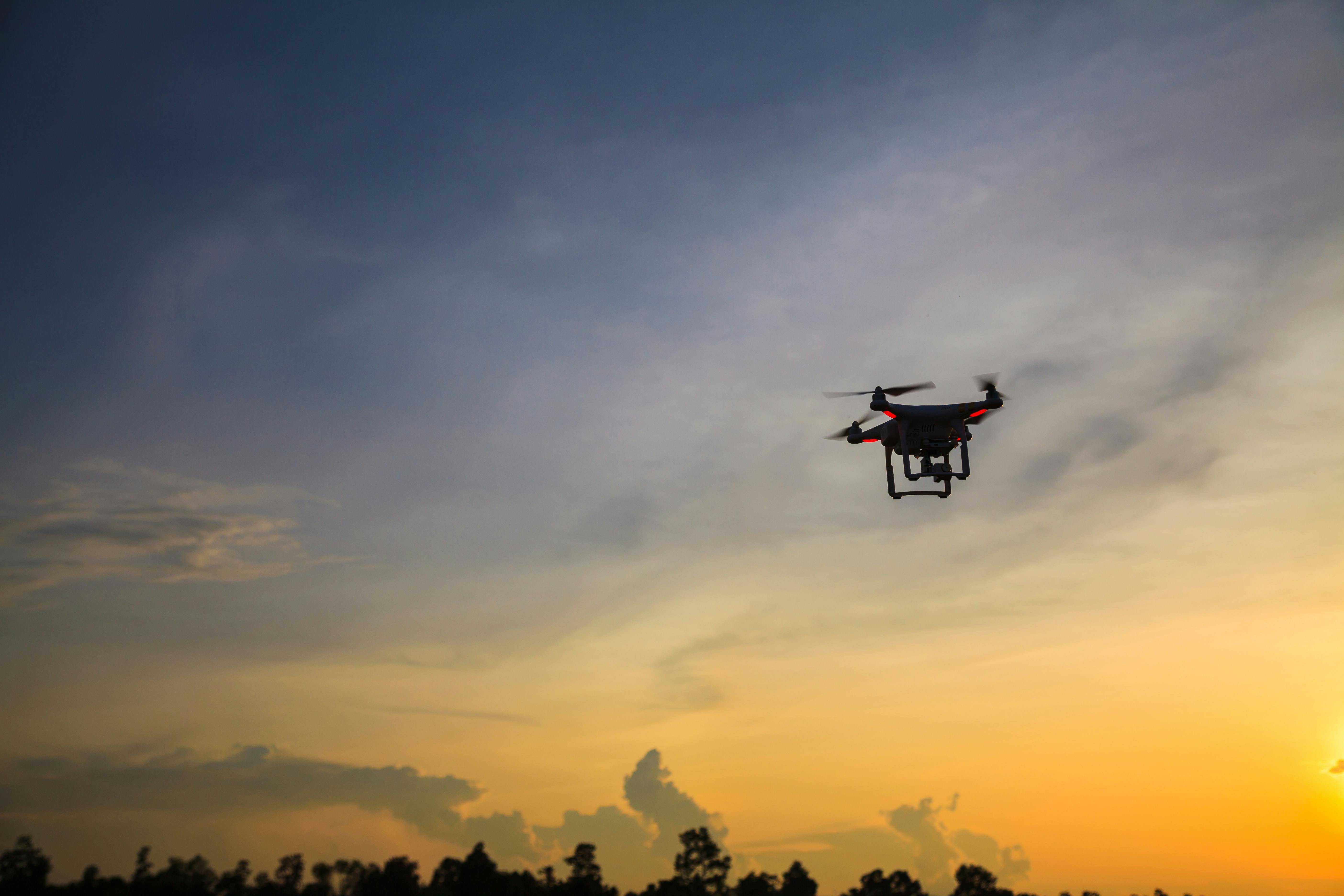 Drone på himlen i skumringen.