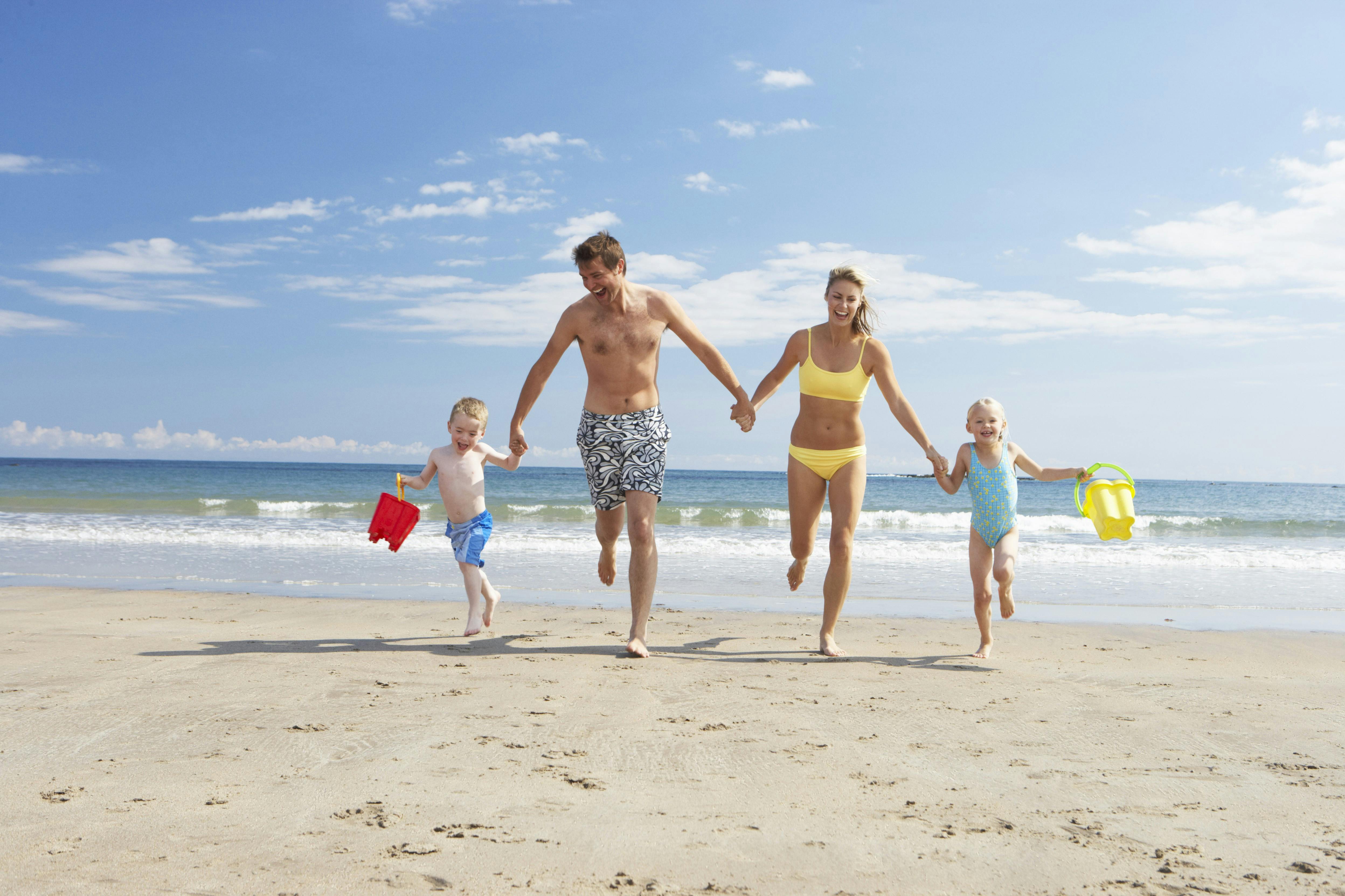 Familie på strand.