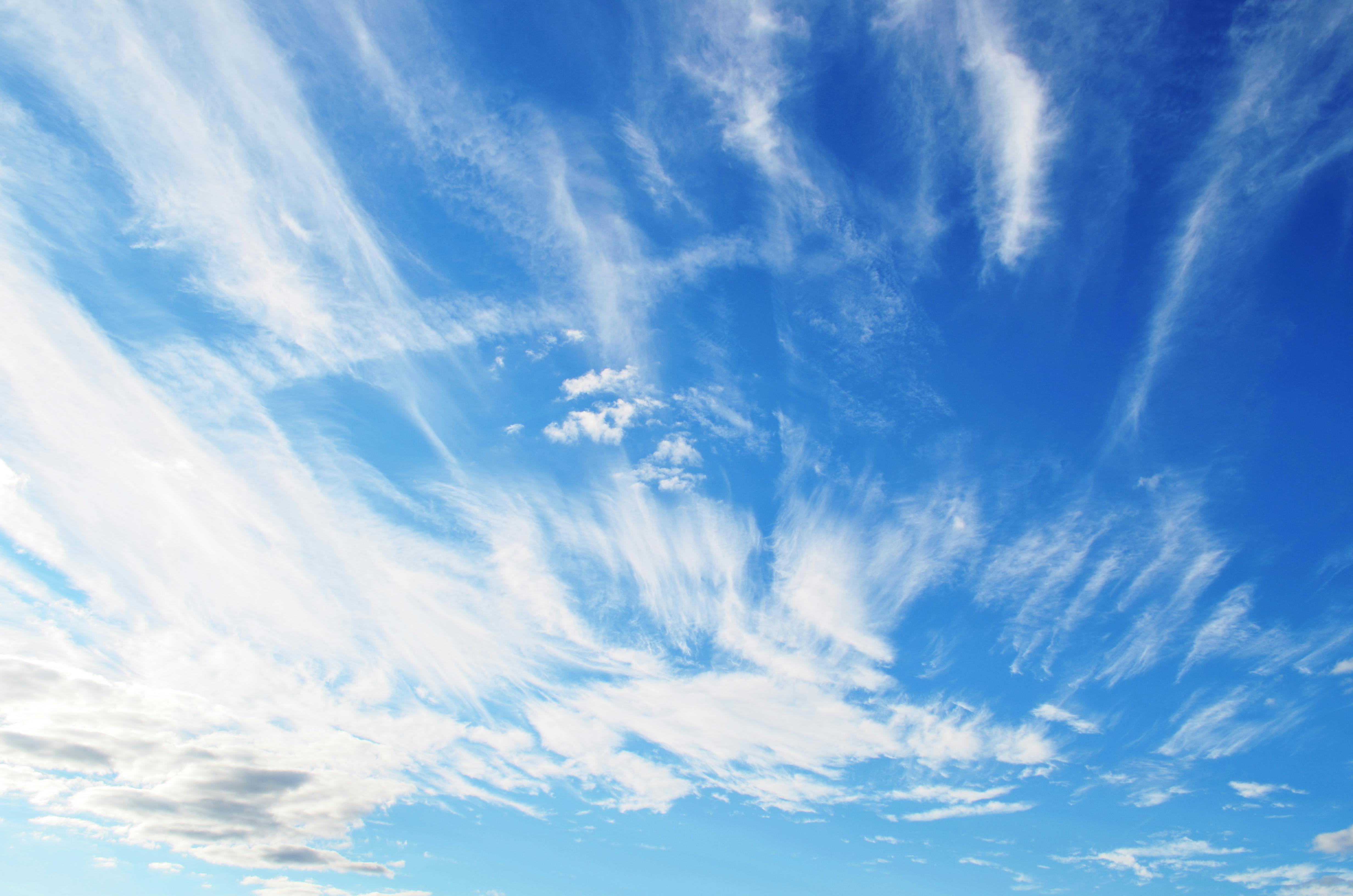 En blå himmel med hvide skyer, som måske danner en skikkelse.