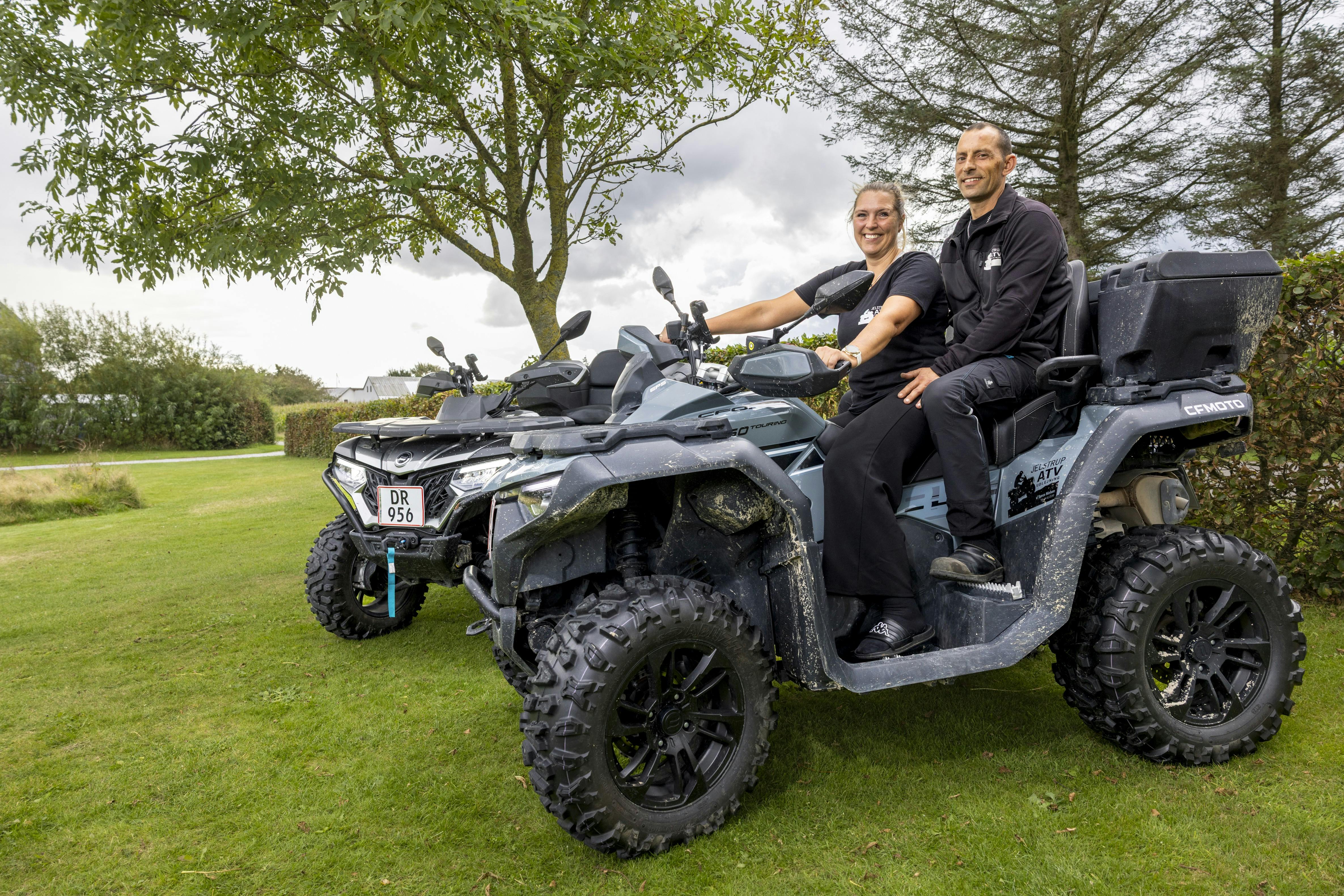 Heidi Bang Nielsen og Søren Nielsen på en atv.