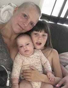 Heidi Bang Nielsen med sine to døtre.