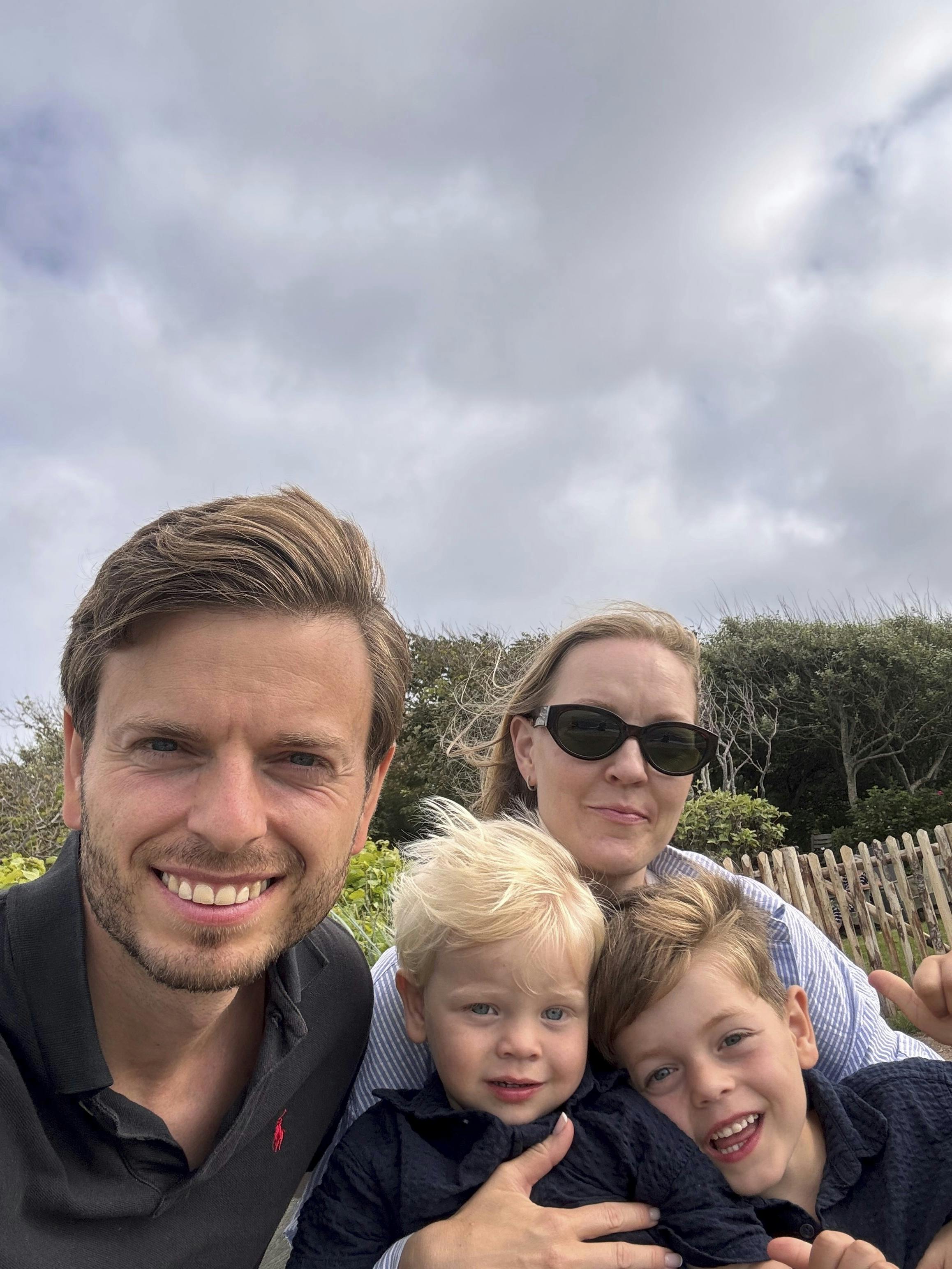 Rasmus Lund-Nielsen, 37, med hustruen Cecilie og børnene Anton, 5, og Alfred, 3 år.