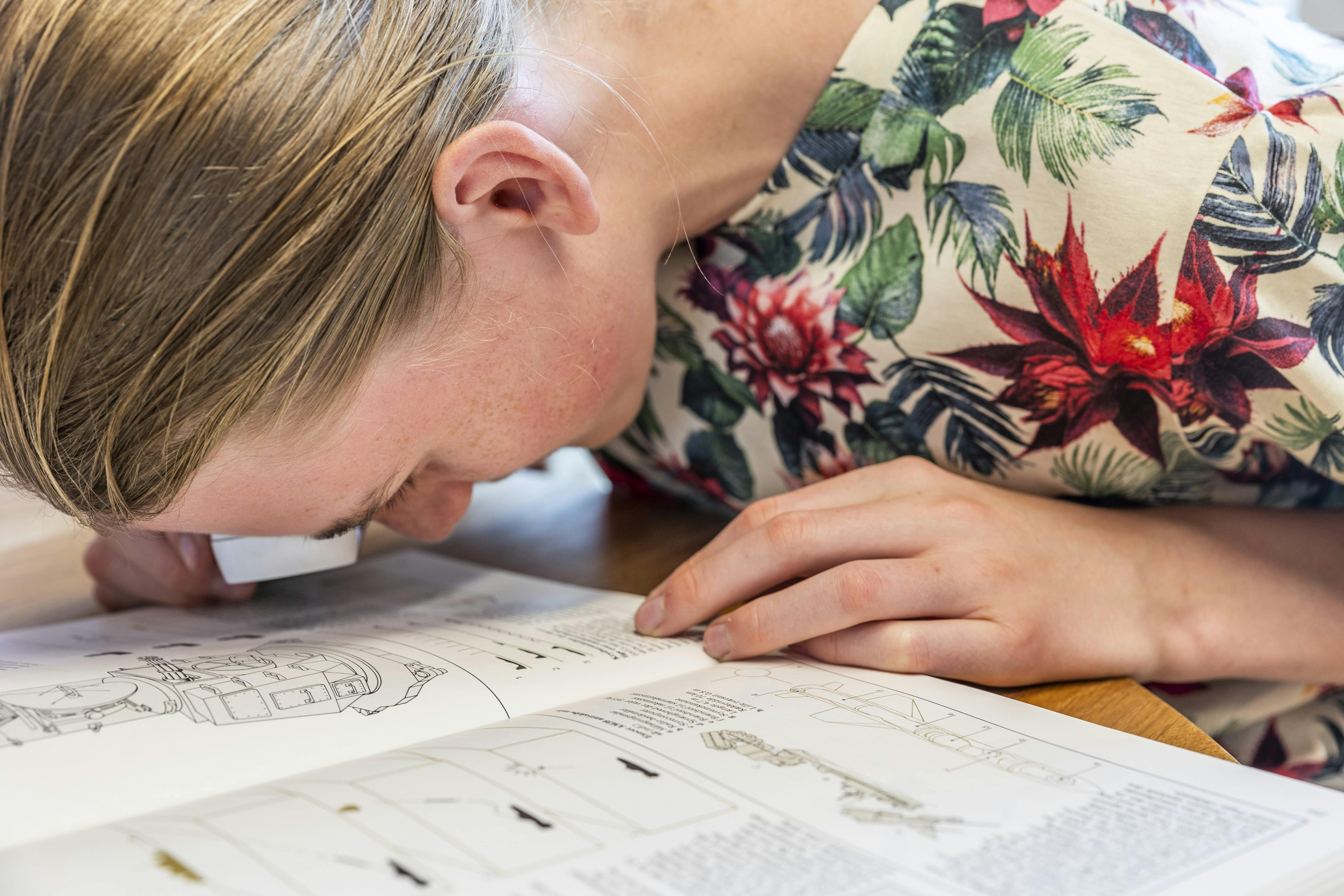 Interview med synshæmmet dreng Silas og hans mor Christina, som er blind, i Vanløse. Journalist er Emily Walsh.