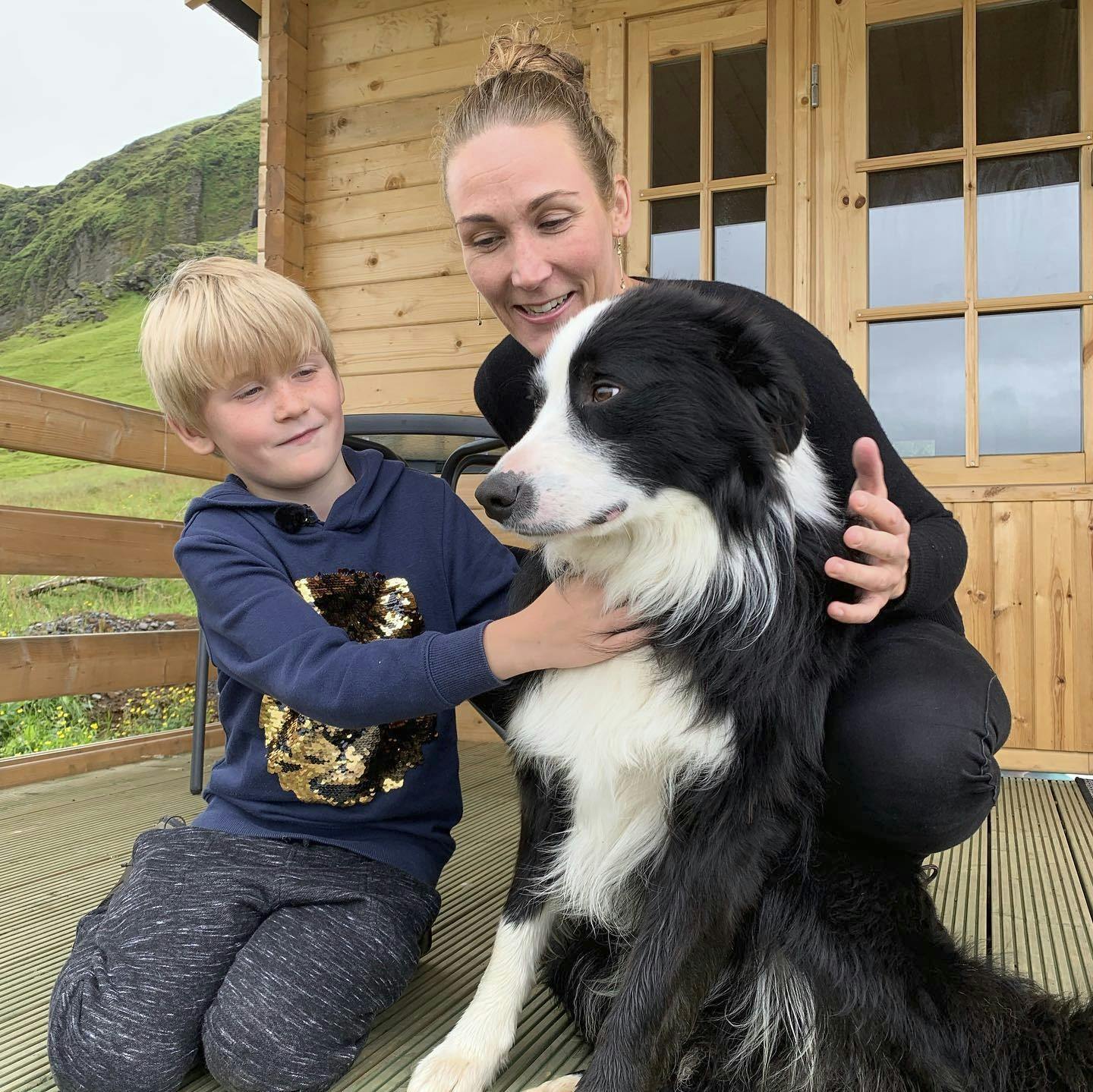 https://imgix.udeoghjemme.dk/2025-10-13/Christina-Nahnsen-og-Silas-og-hund-paa-Island-2019_1.jpg