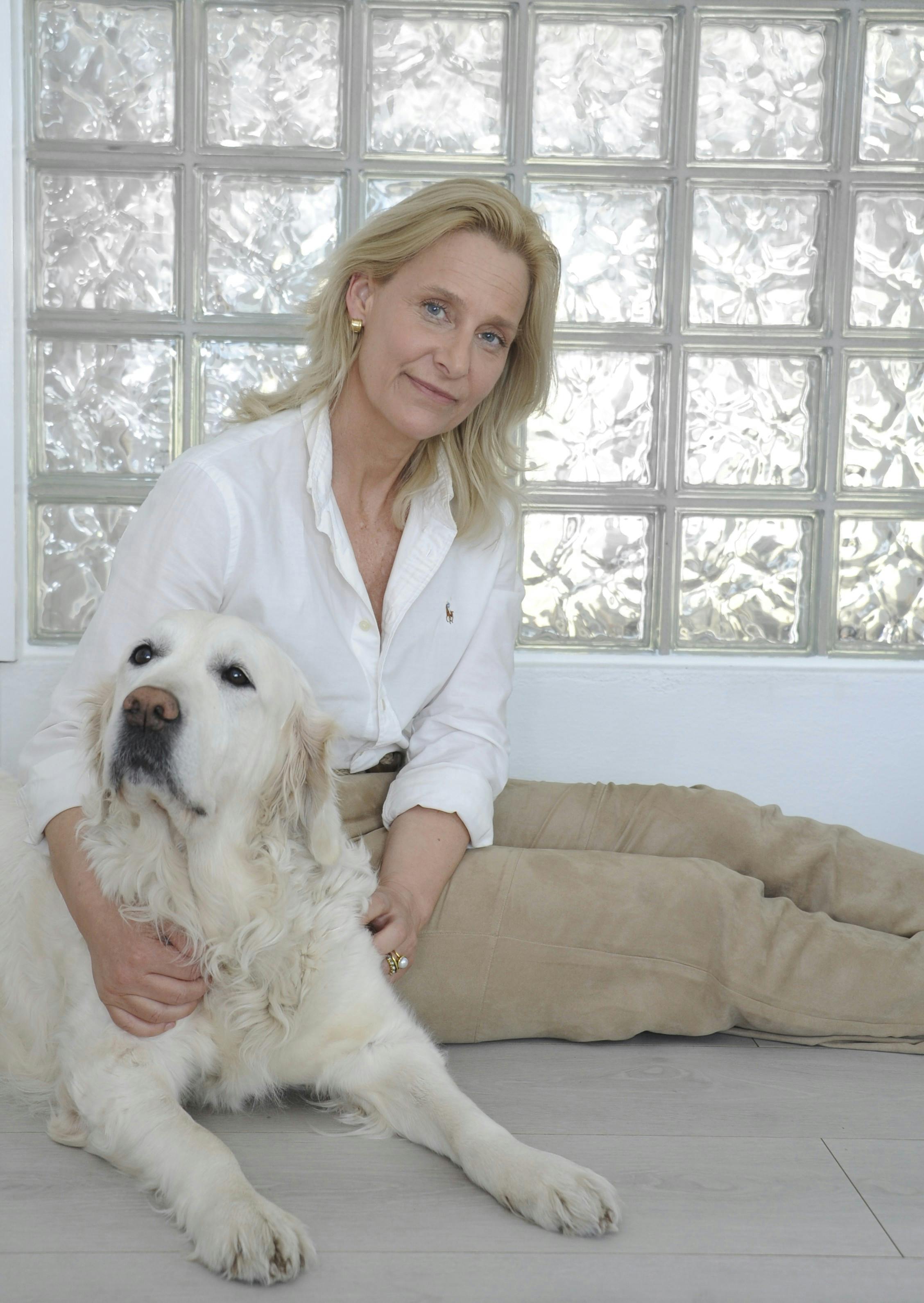 DYREKJÆR: Hunden Billie er et kjært familiemedlem. Gro er glad i både dyr og natur, og setter pris på gode turer.