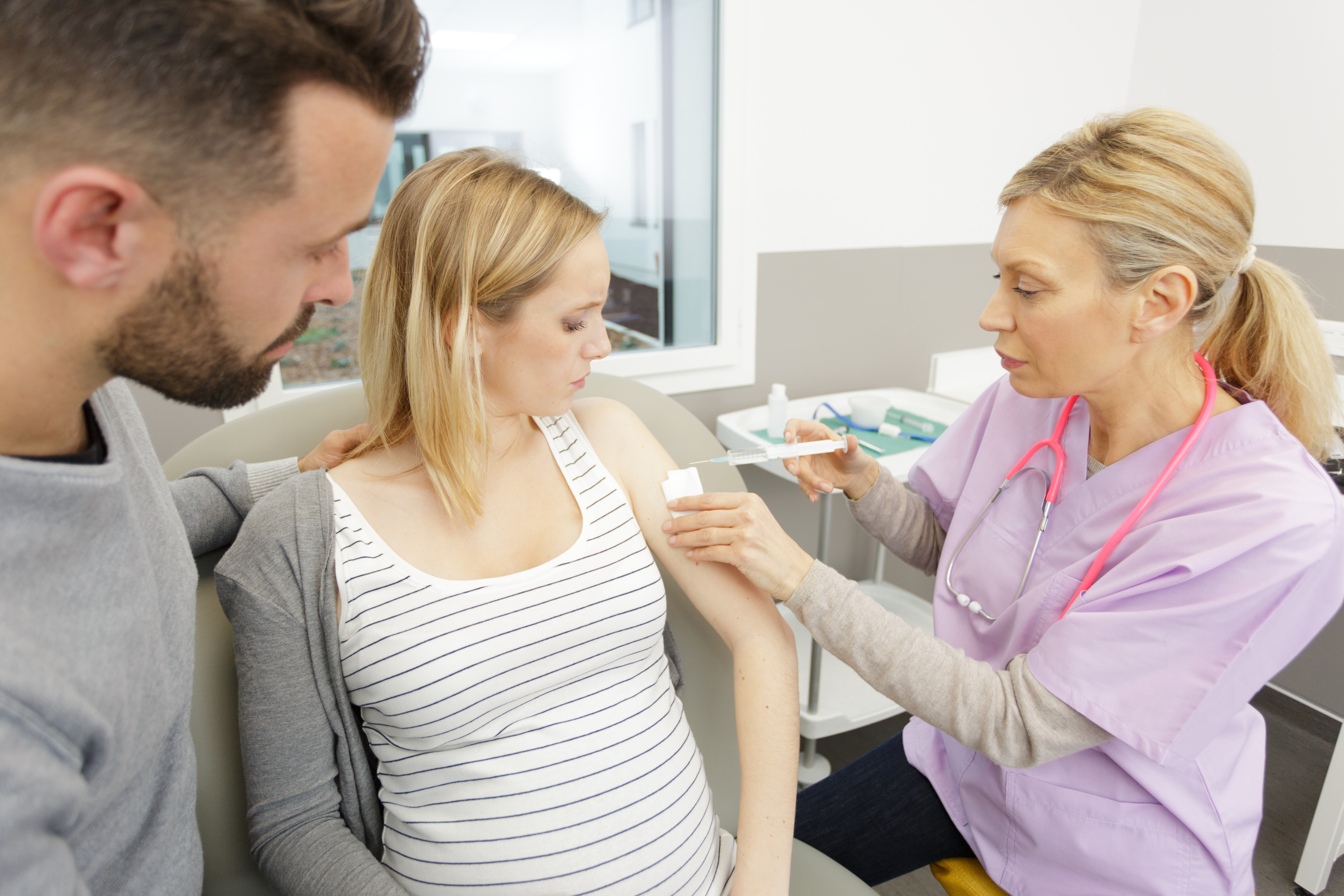 Ny vaccine til gravide mod RS-virus: Læge giver gravid kvinde vaccine i armen