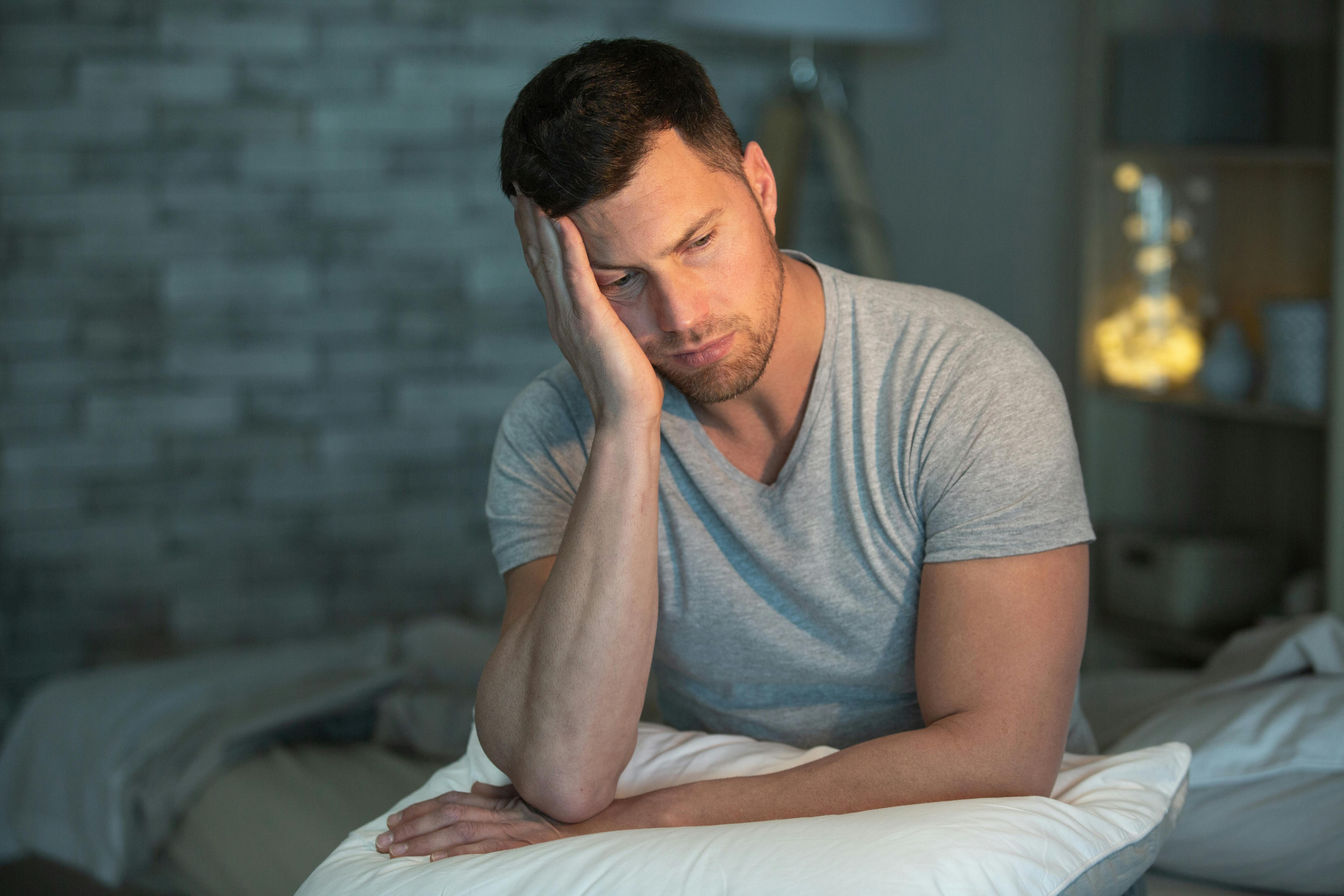 Mand kan ikke sove på grund af stress og søvnbesvær