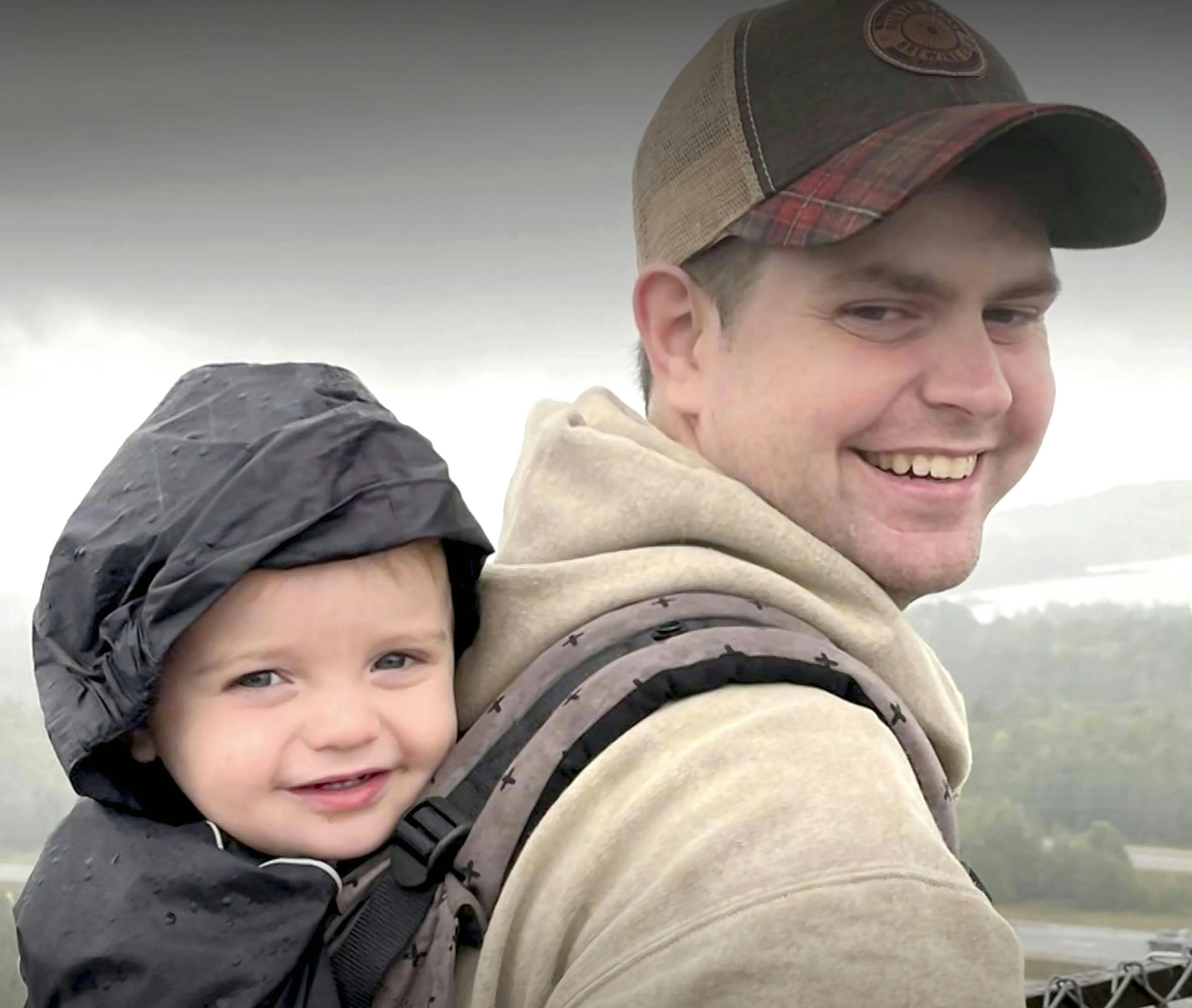 Devin Griffin med sin søn Derek. 