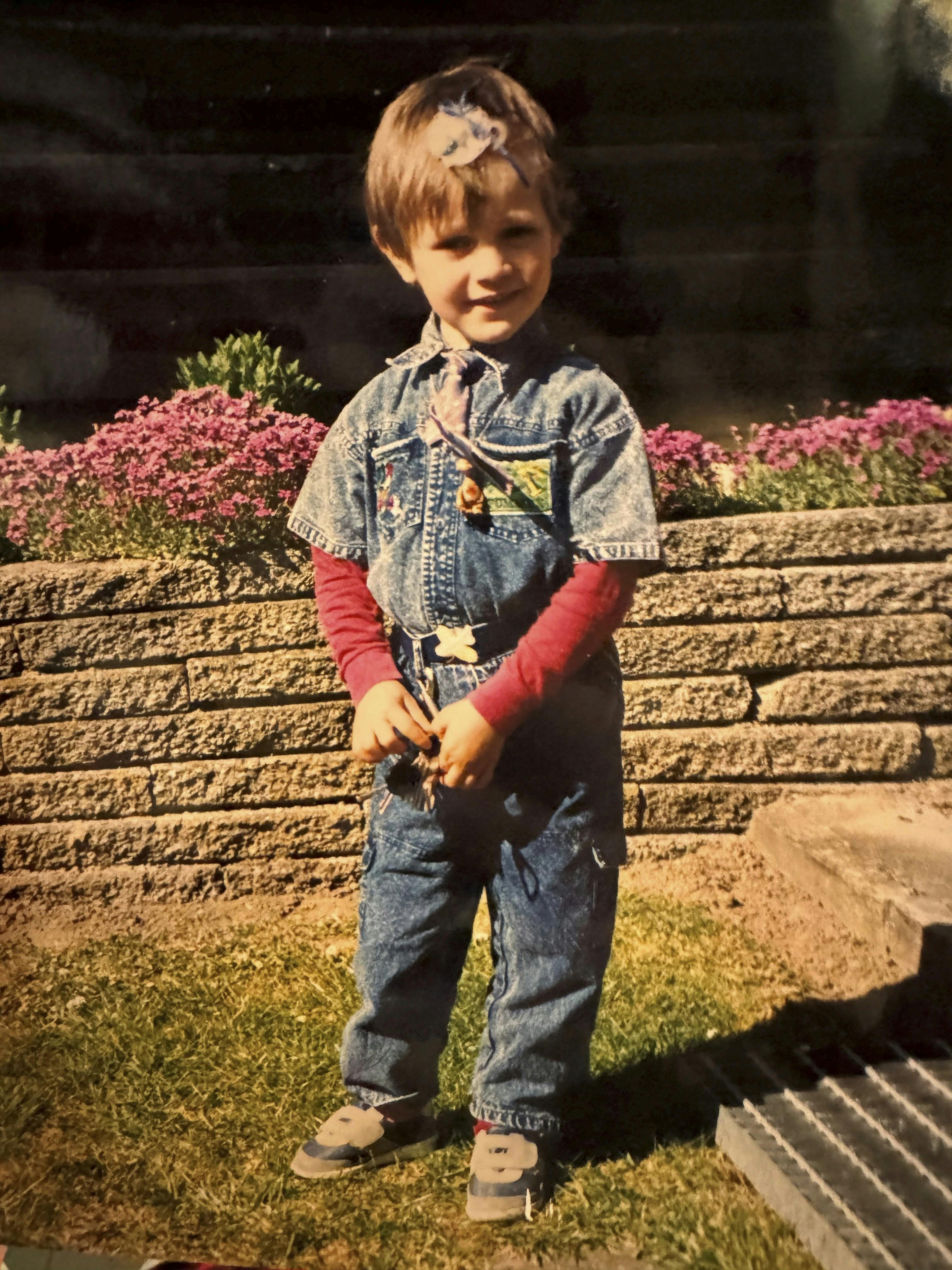 Tinus De Schunard som barn med sløjfe i håret