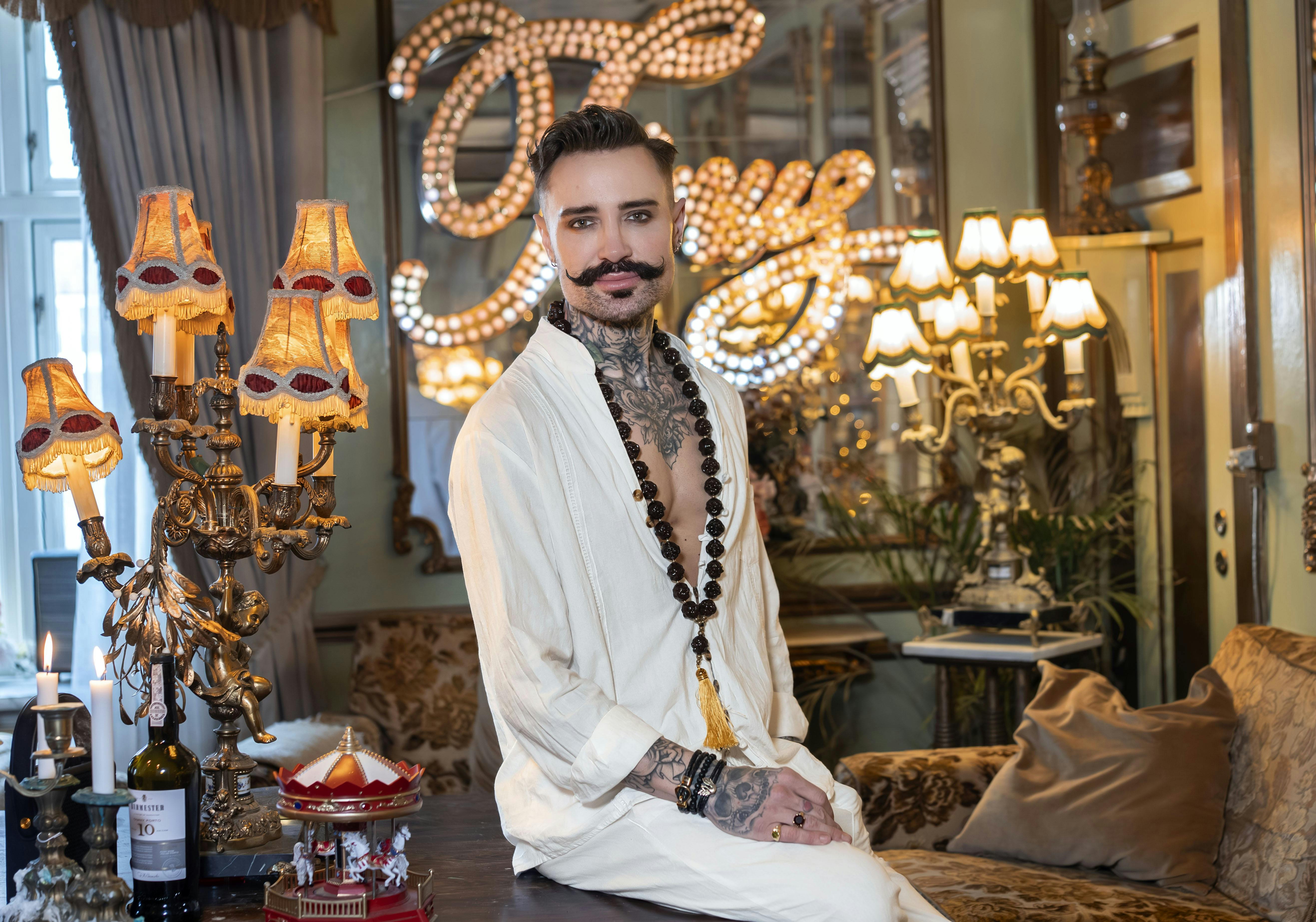 Tinus de Schunard hjemme i lejligheden i Valby.