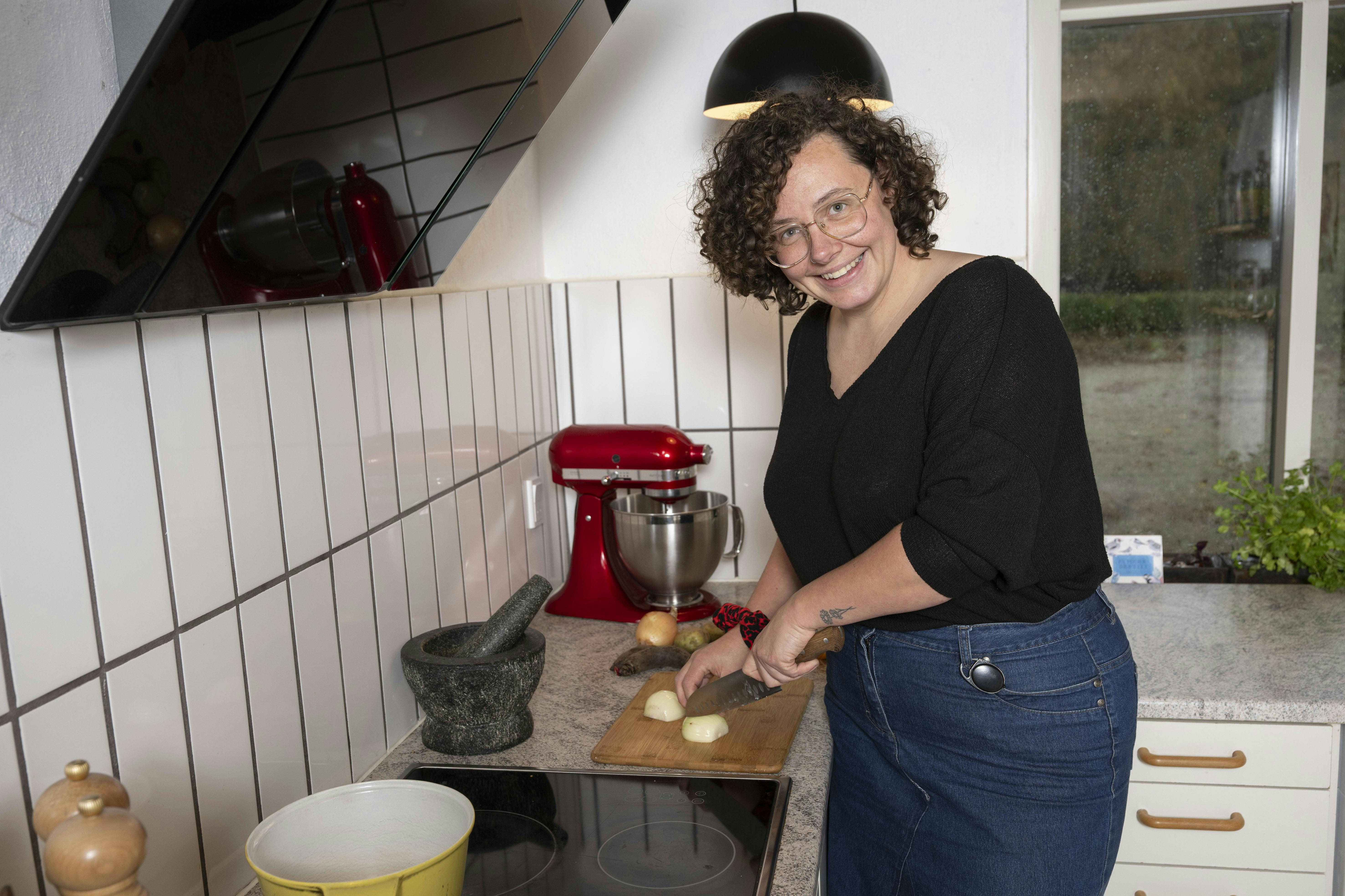 Asta Emilie Møller har testet Ude og Hjemmes Suppe Kuren. Her står Asta i st køkken og snitter grøntsager til en suppe.