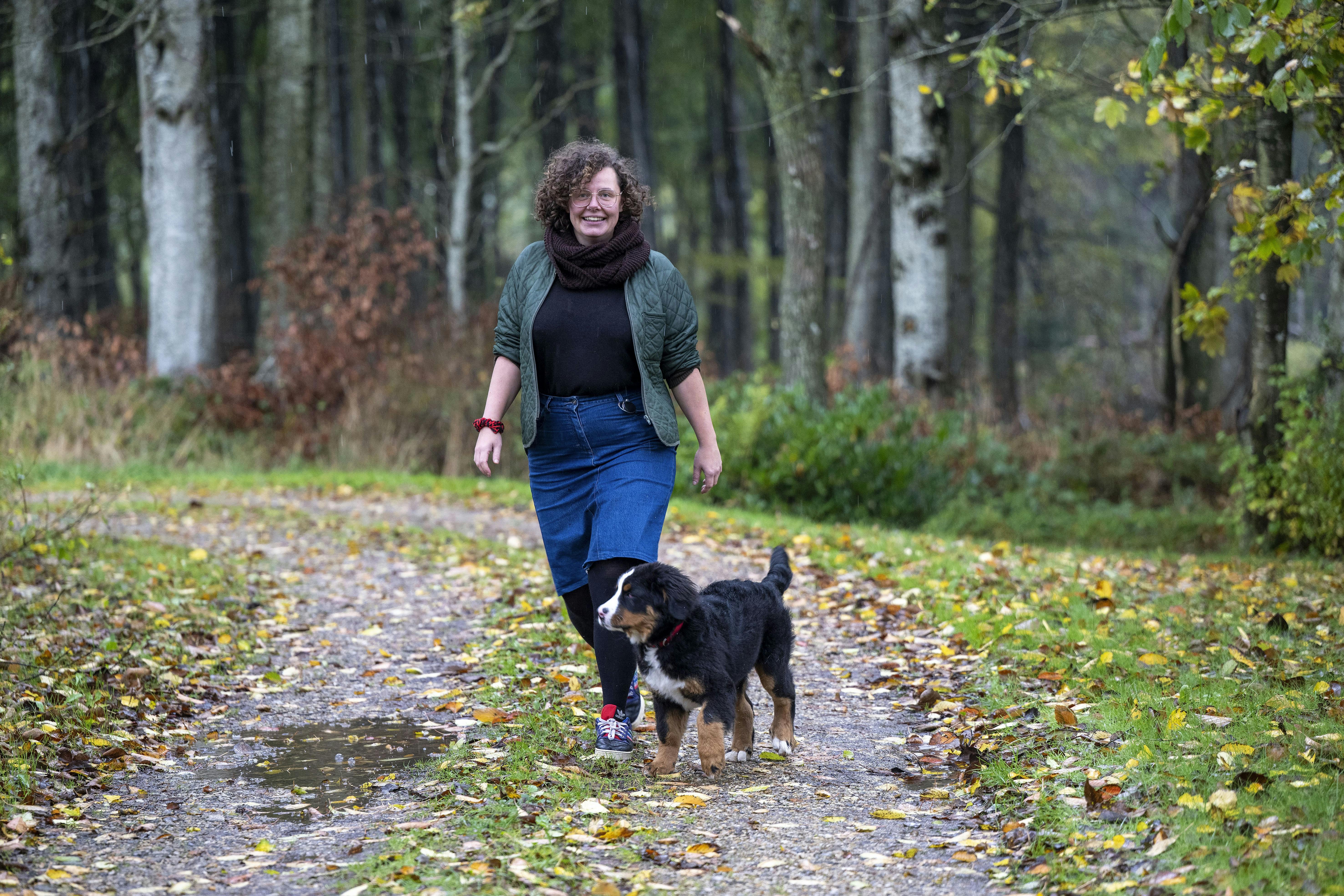 Asta Emilie Møller har testet Ude og Hjemmes Suppe Kuren. her går hun en tur i skoven med sin hund.