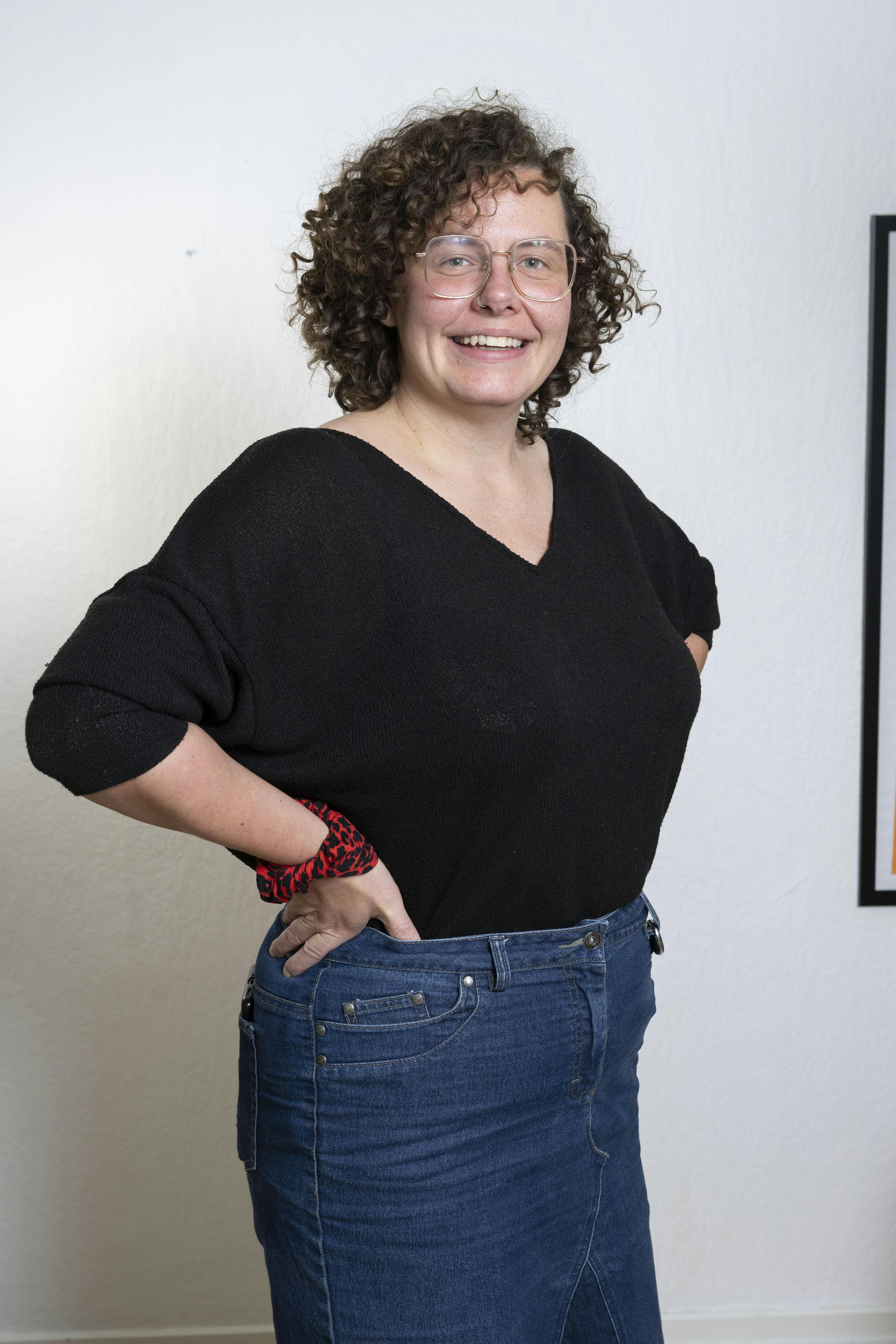 Asta Emilie Møller har testet Ude og Hjemmes Suppe Kuren. Her står Asta med hænderne i siden og glæder sig over sit væggtab. 