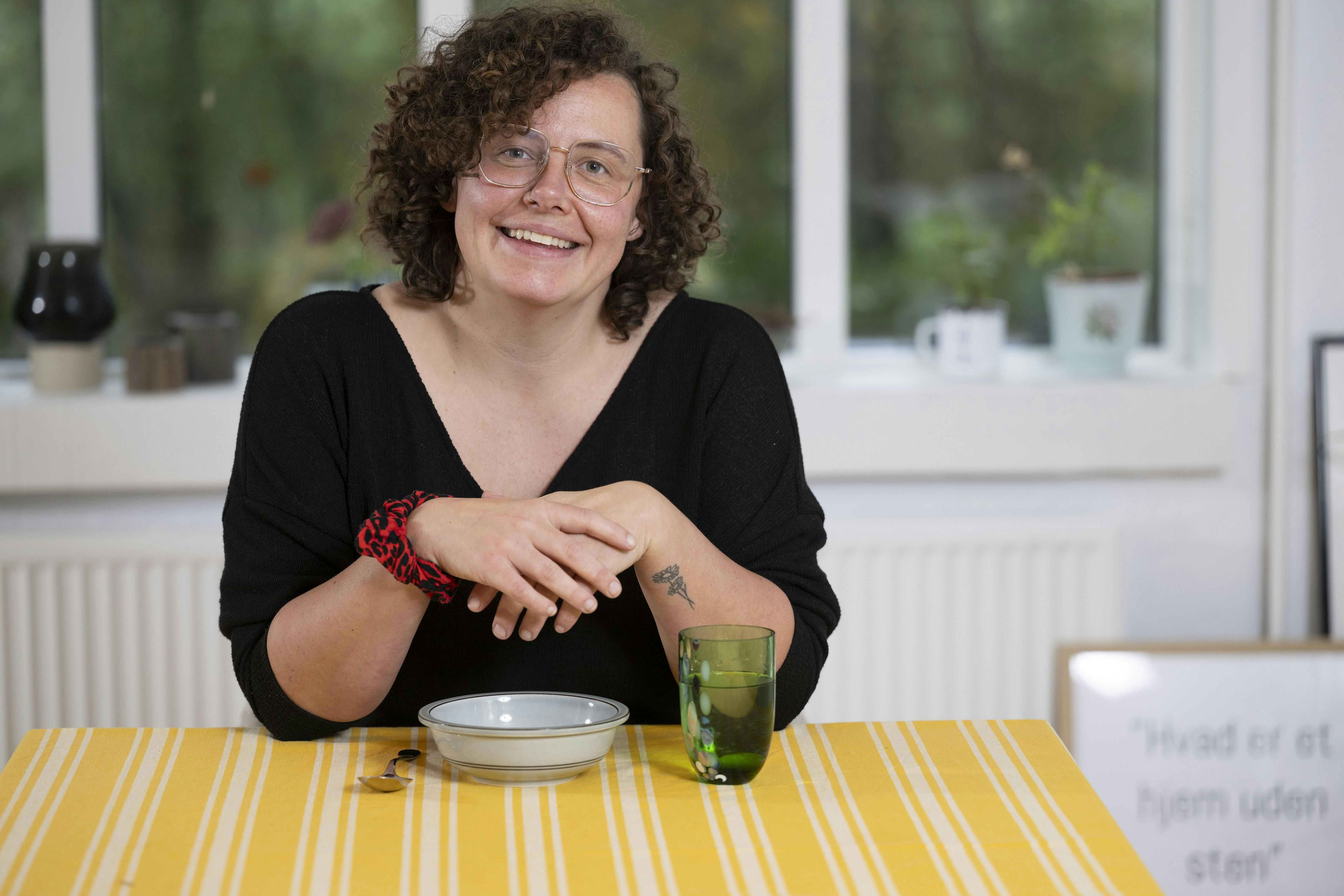 Asta Emilie Møller har testet Ude og Hjemmes Suppe Kuren.  Her sidder Asta ved spisebordet og klar til at spise en portion suppe.