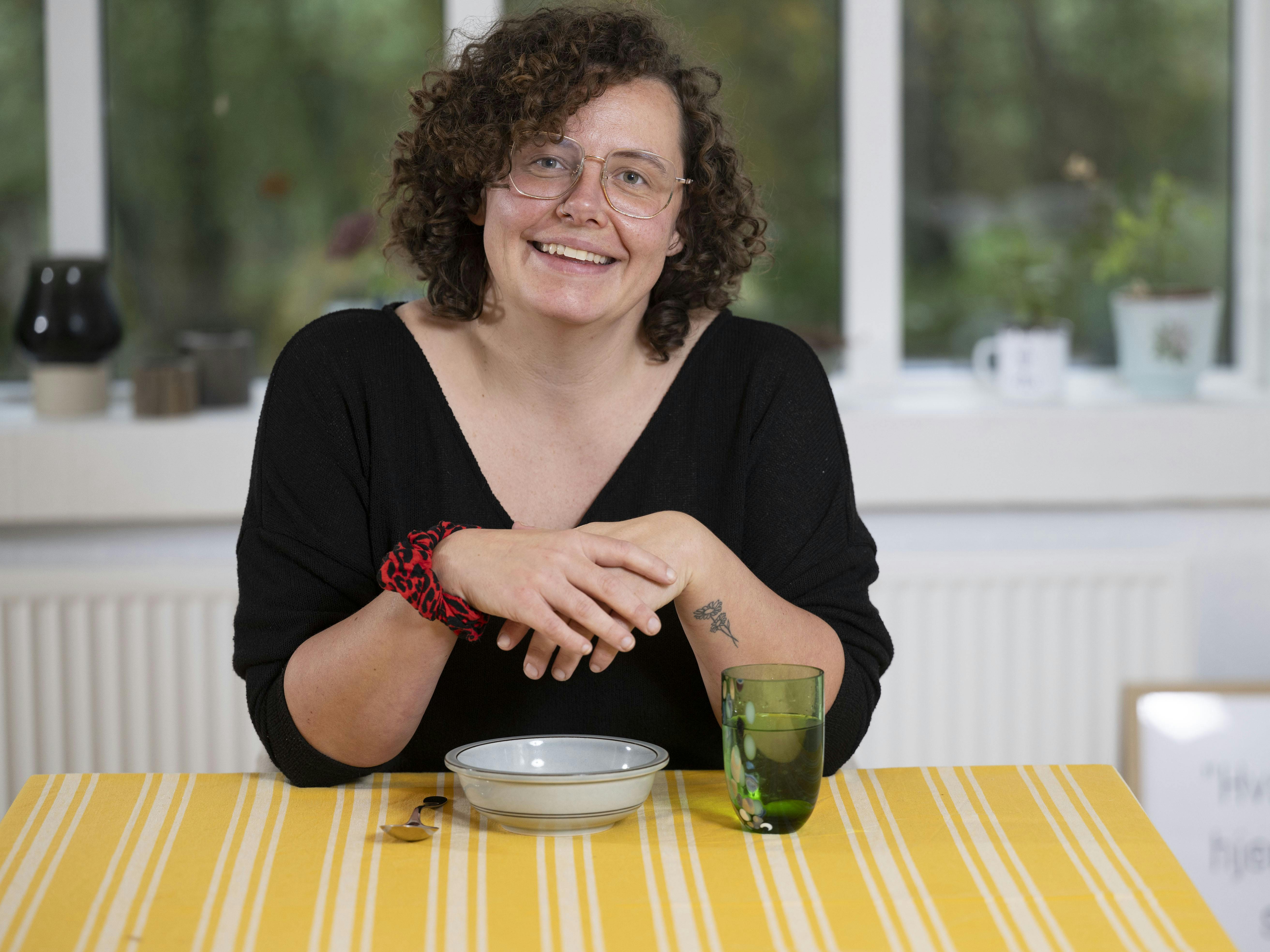 Asta Emilie Møller har testet Ude og Hjemmes Suppe Kuren.  Her sidder Asta ved spisebordet og klar til at spise en portion suppe.