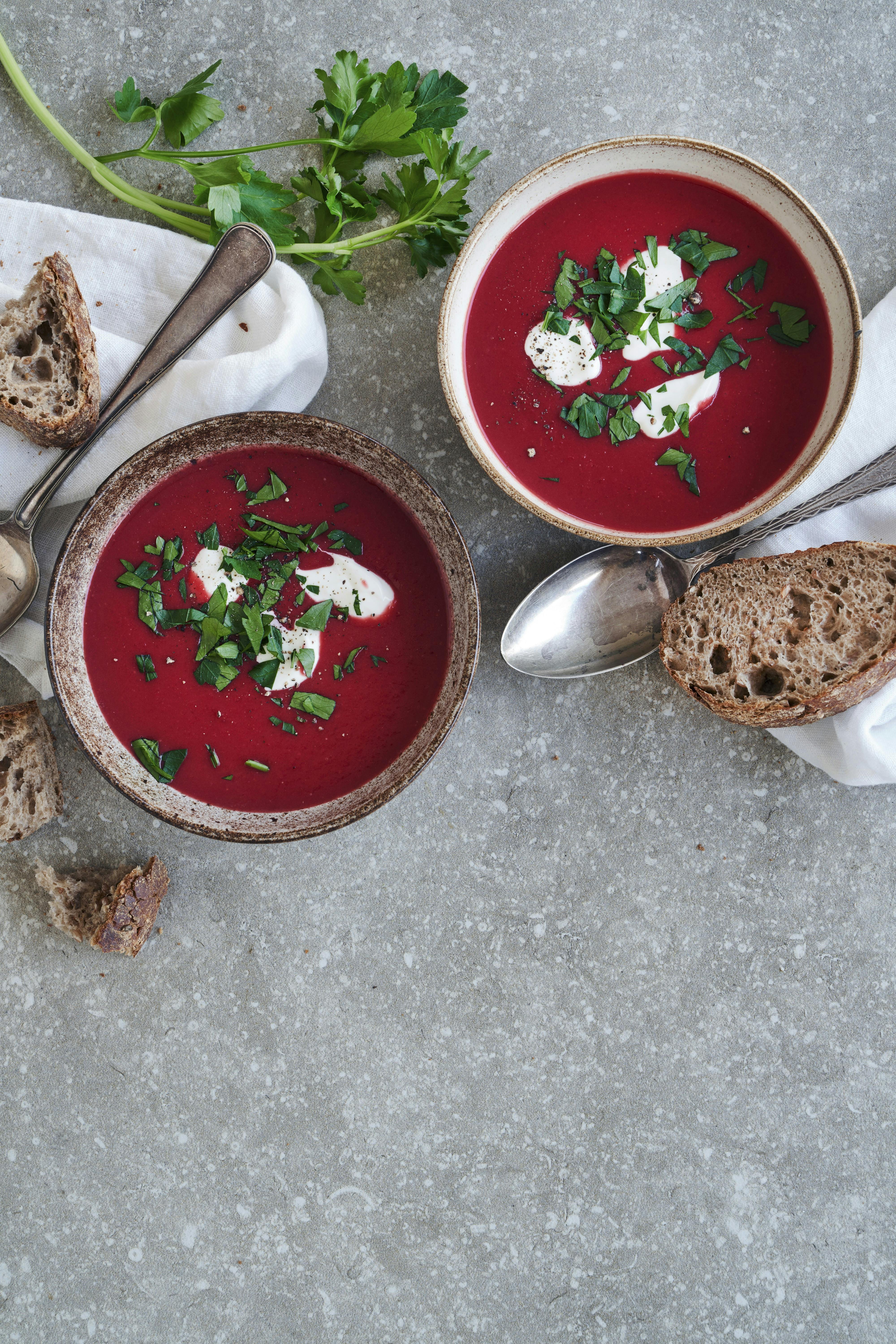 Suppe Kuren: To skåle med rødbedesuppe med chili og spidskommen.