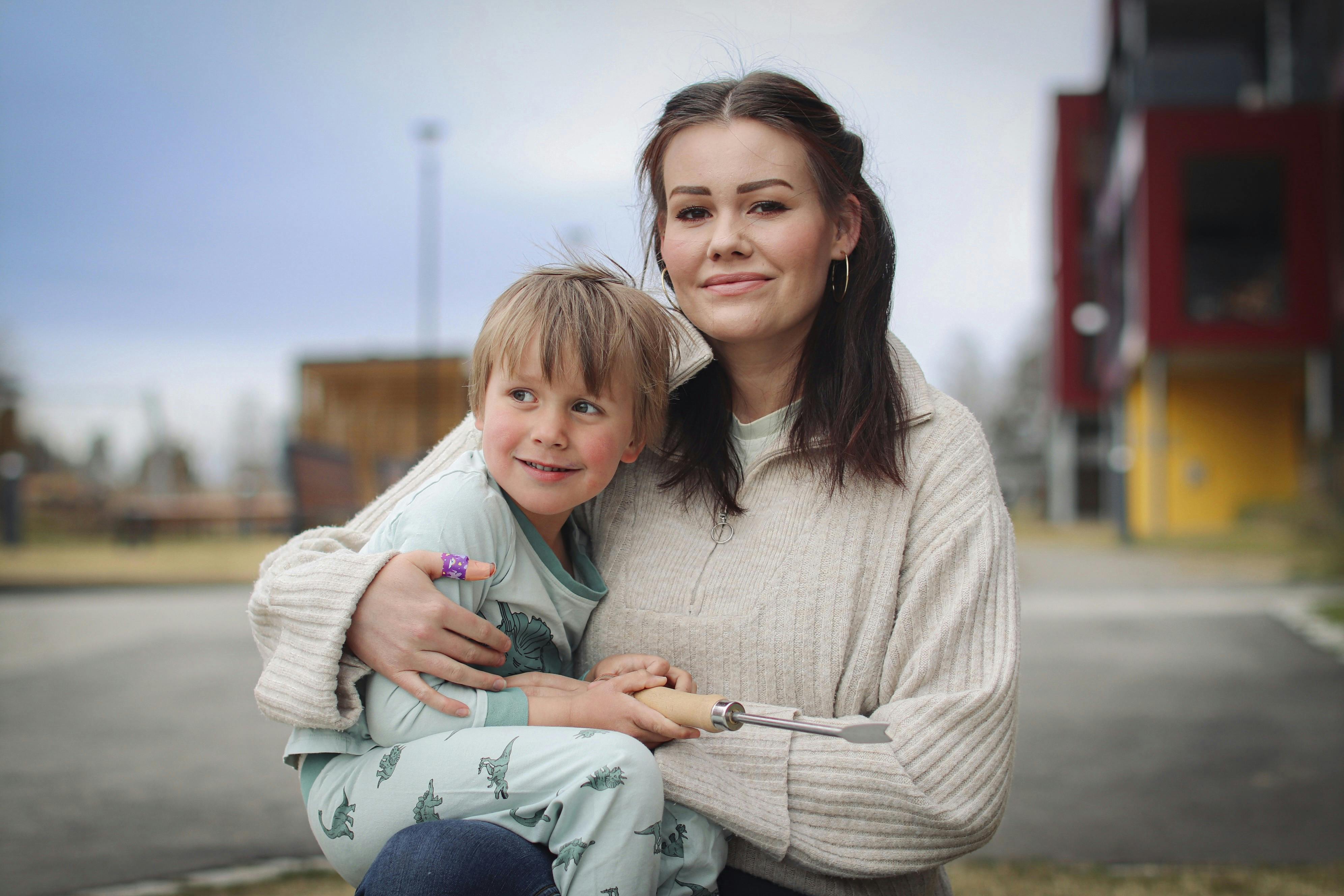 35-årige Sarah Johnsen Lund fra Hamar i Norge sammen med sin søn.