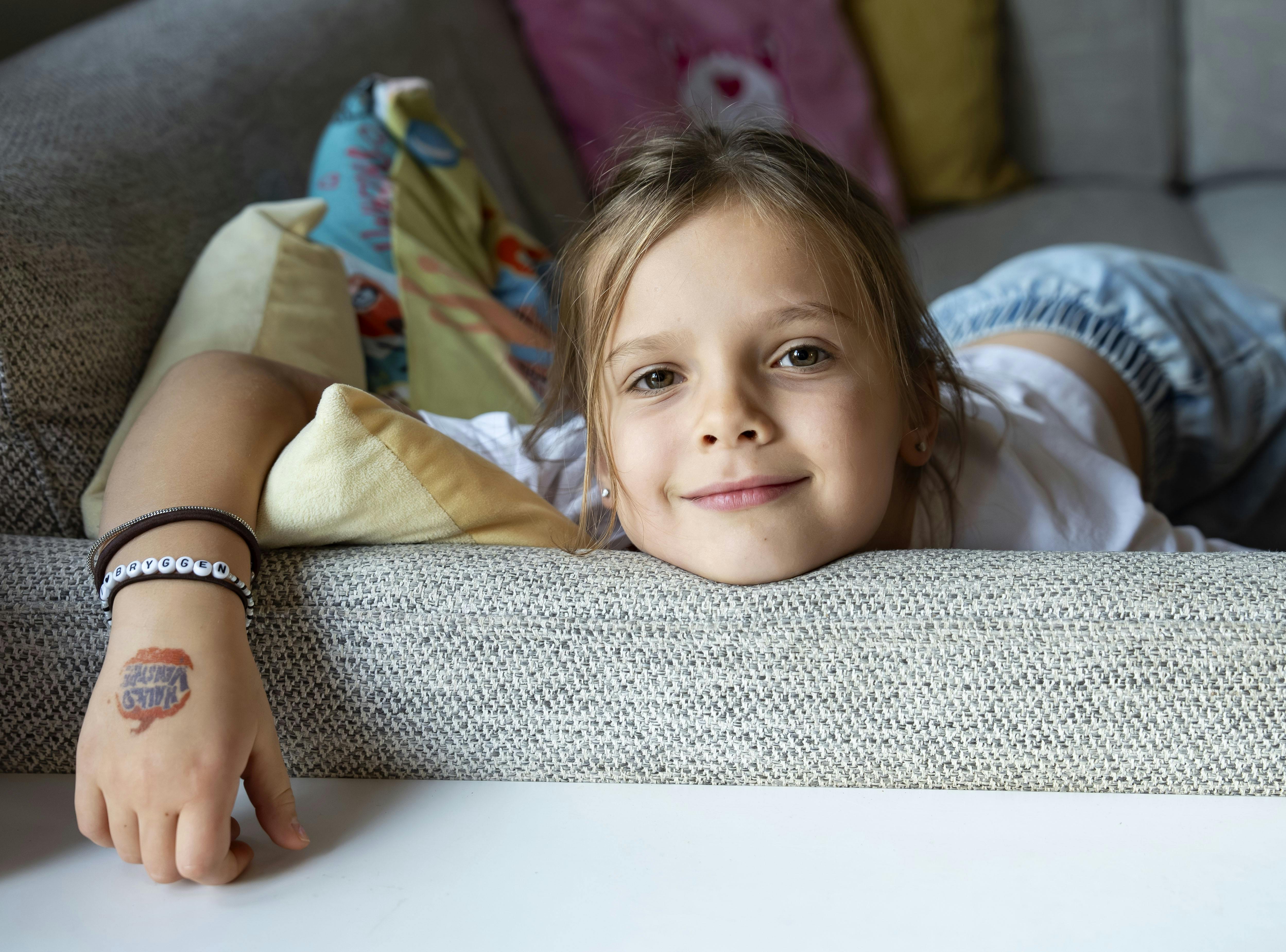Billede af Mabel, der bor i en regnbuefamilie.