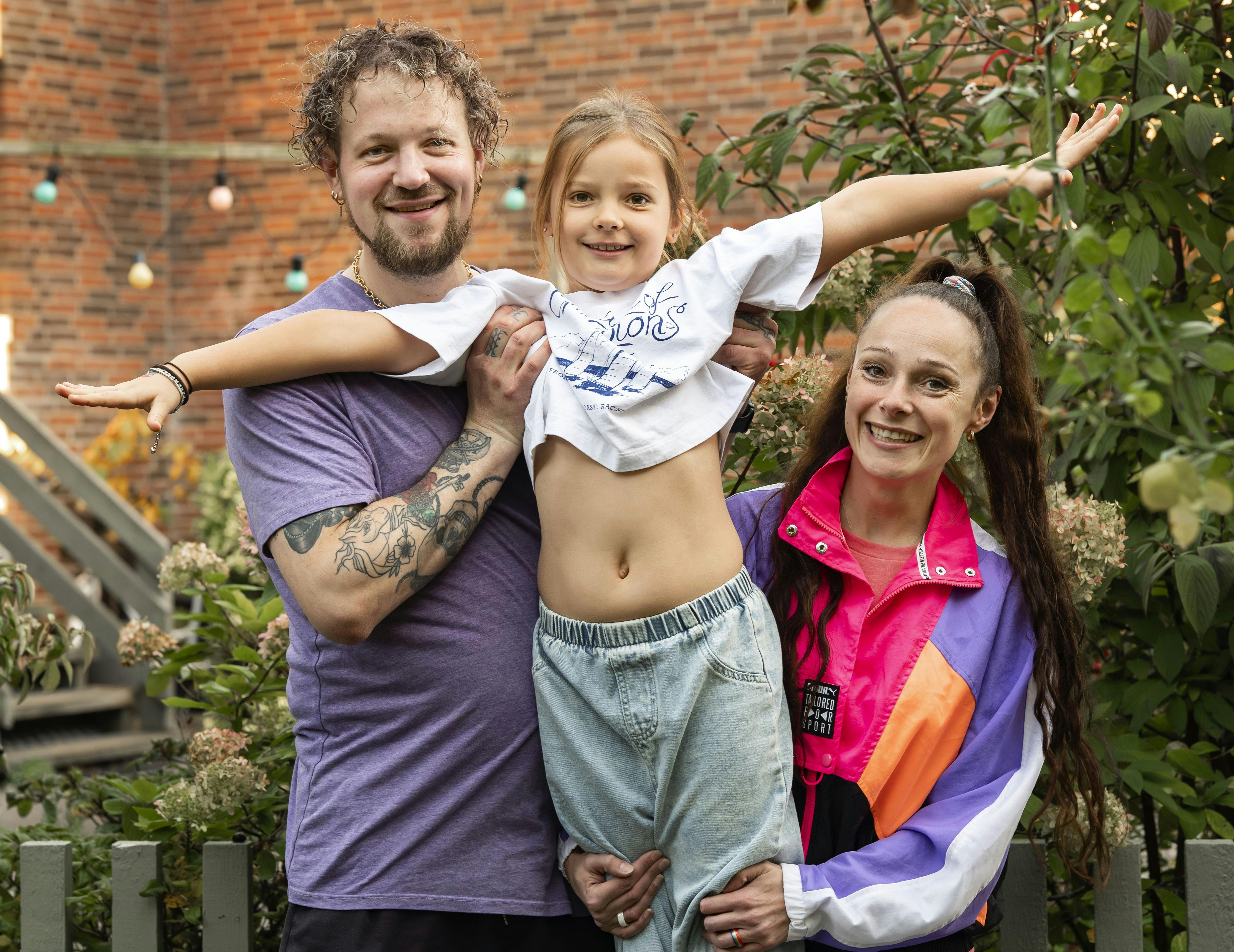  Mabel fra København med sin mor, Xenie Martika og regnbuefar, Niels Laigaard.