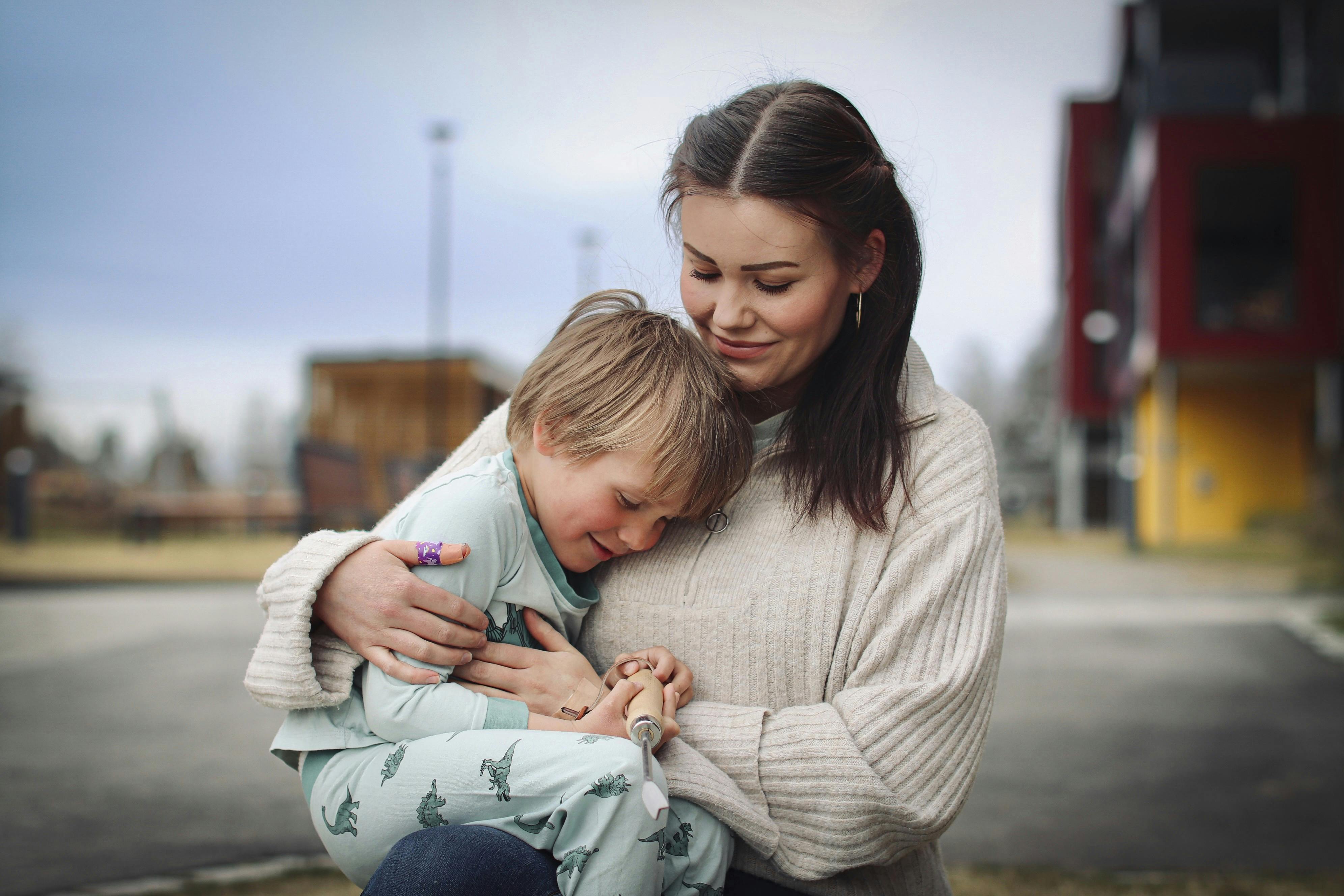 35-årige Sarah Johnsen Lund fra Hamar i Norge sammen med sin søn.