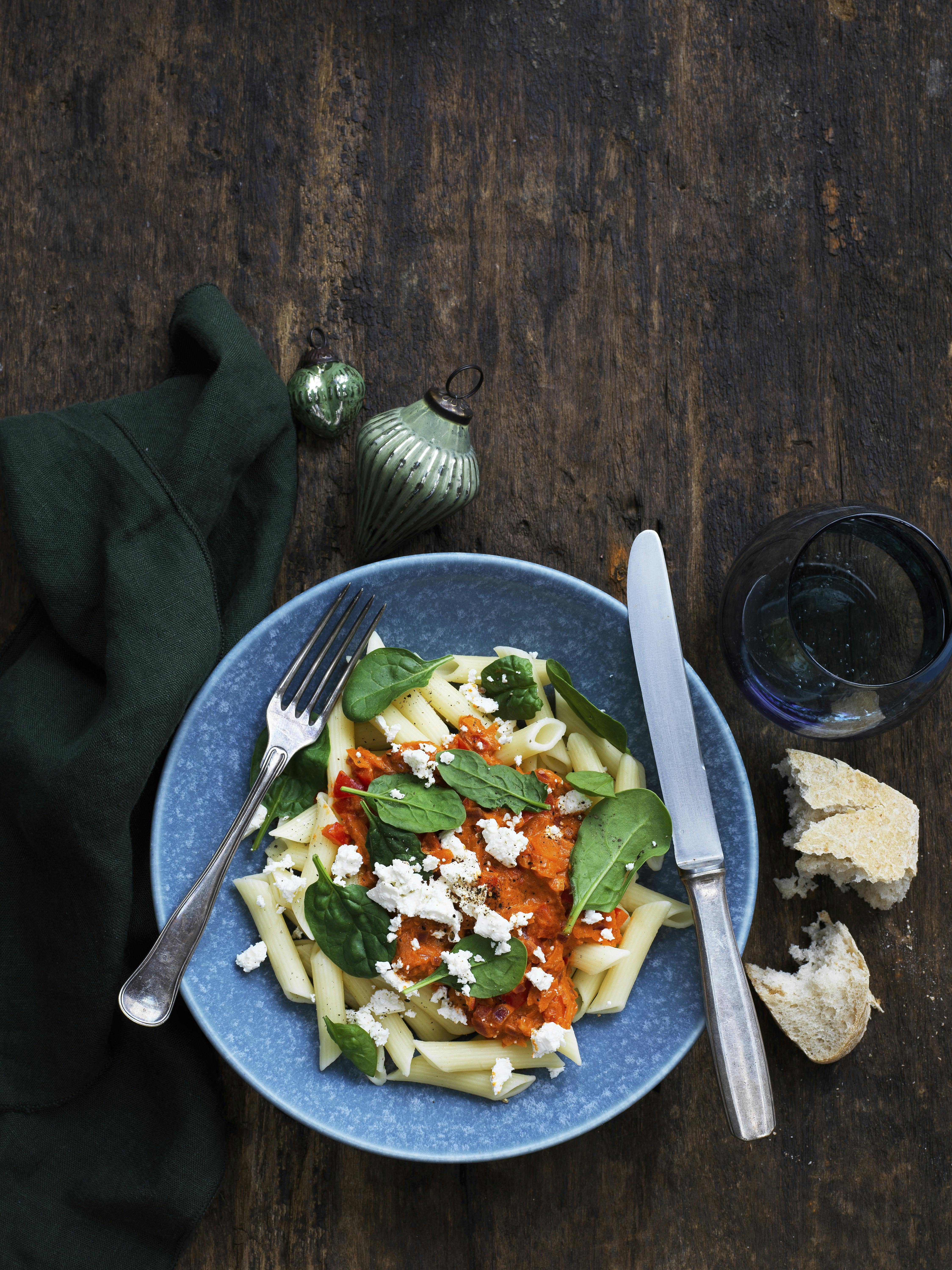 Pasta med med grøntsagssauce og frisk spinat