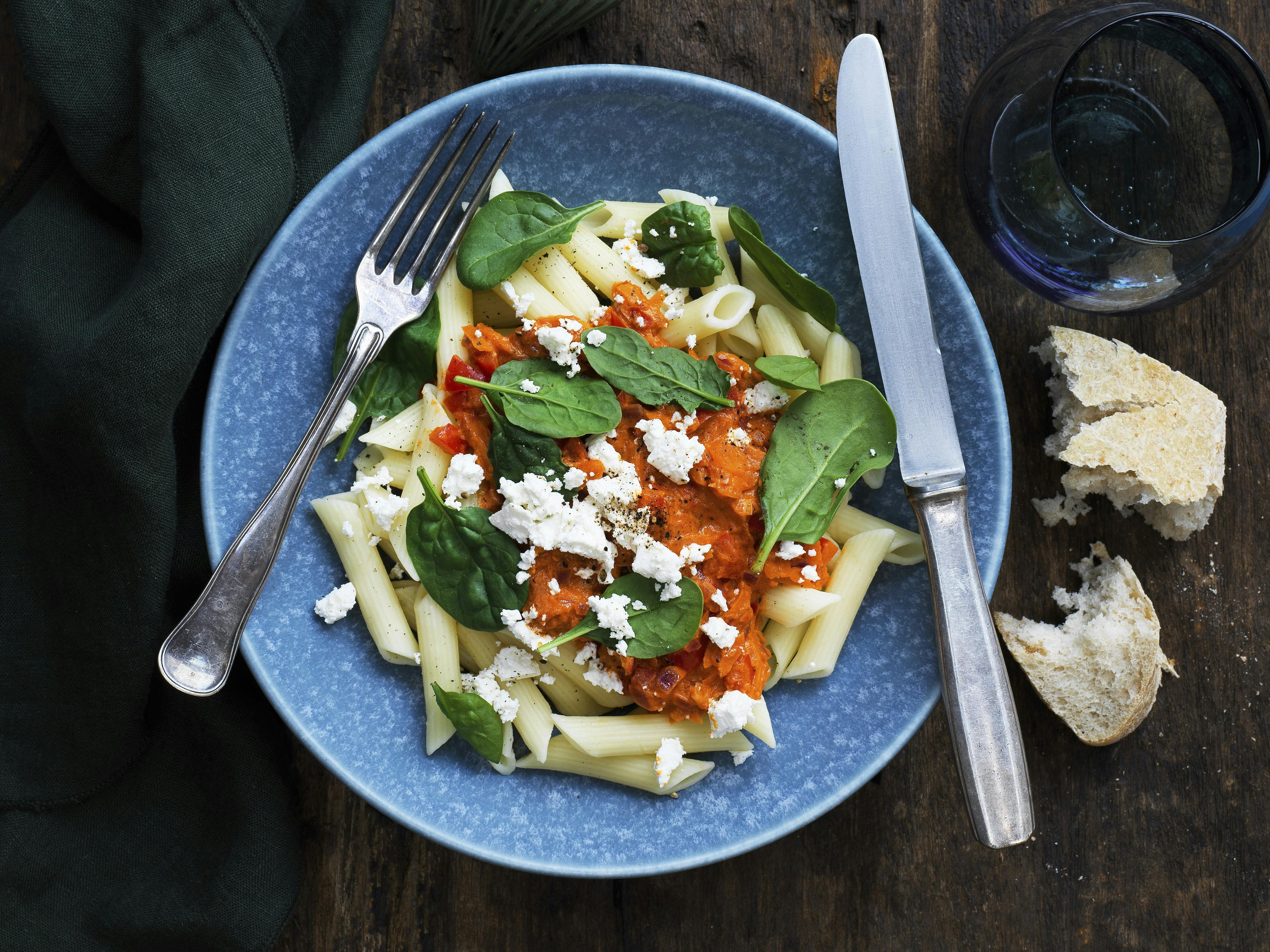 Pasta med med grøntsagssauce og frisk spinat