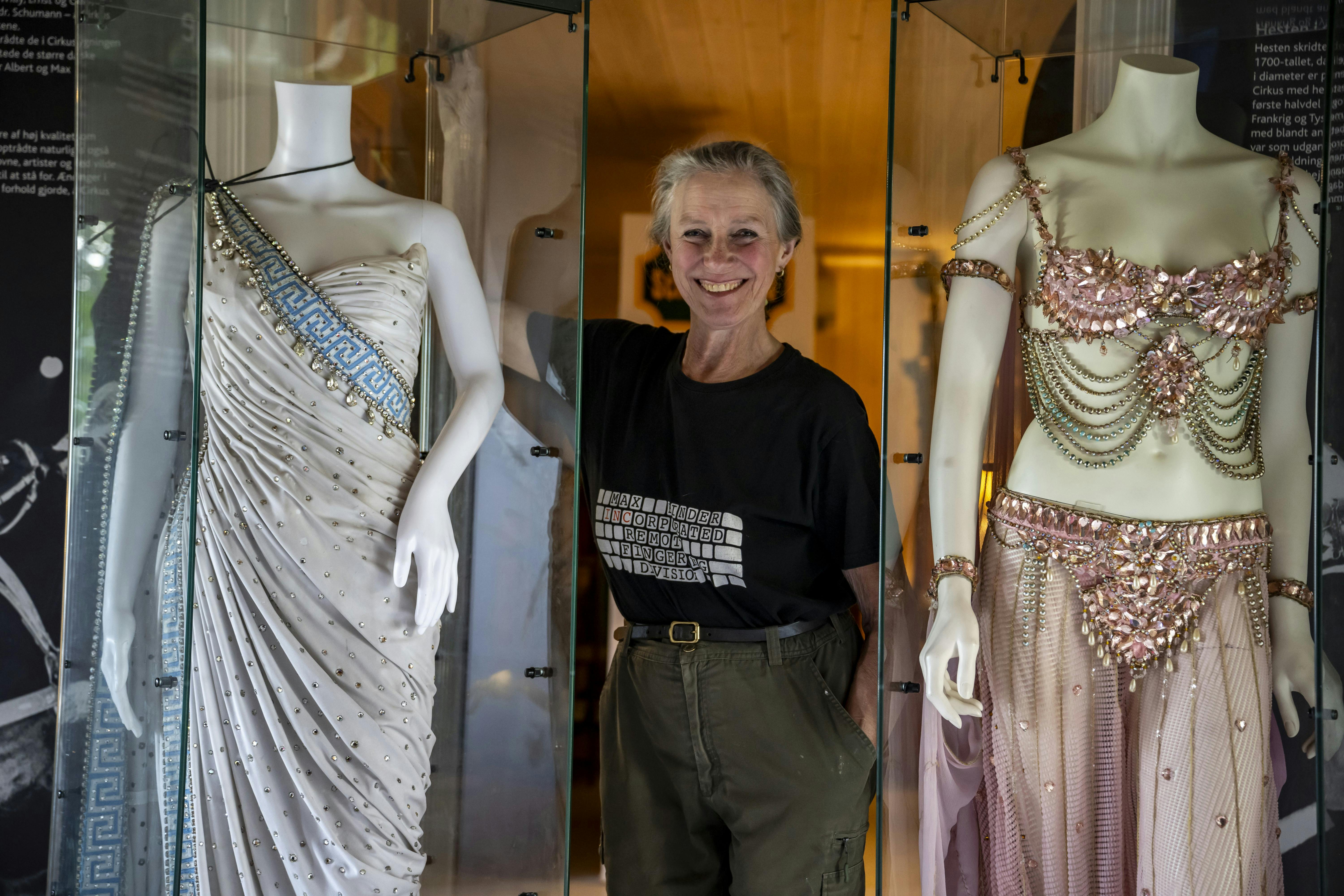 Katja Schumann med nogle af de flotte kostumer, hun i tidens løb har optrådt med.