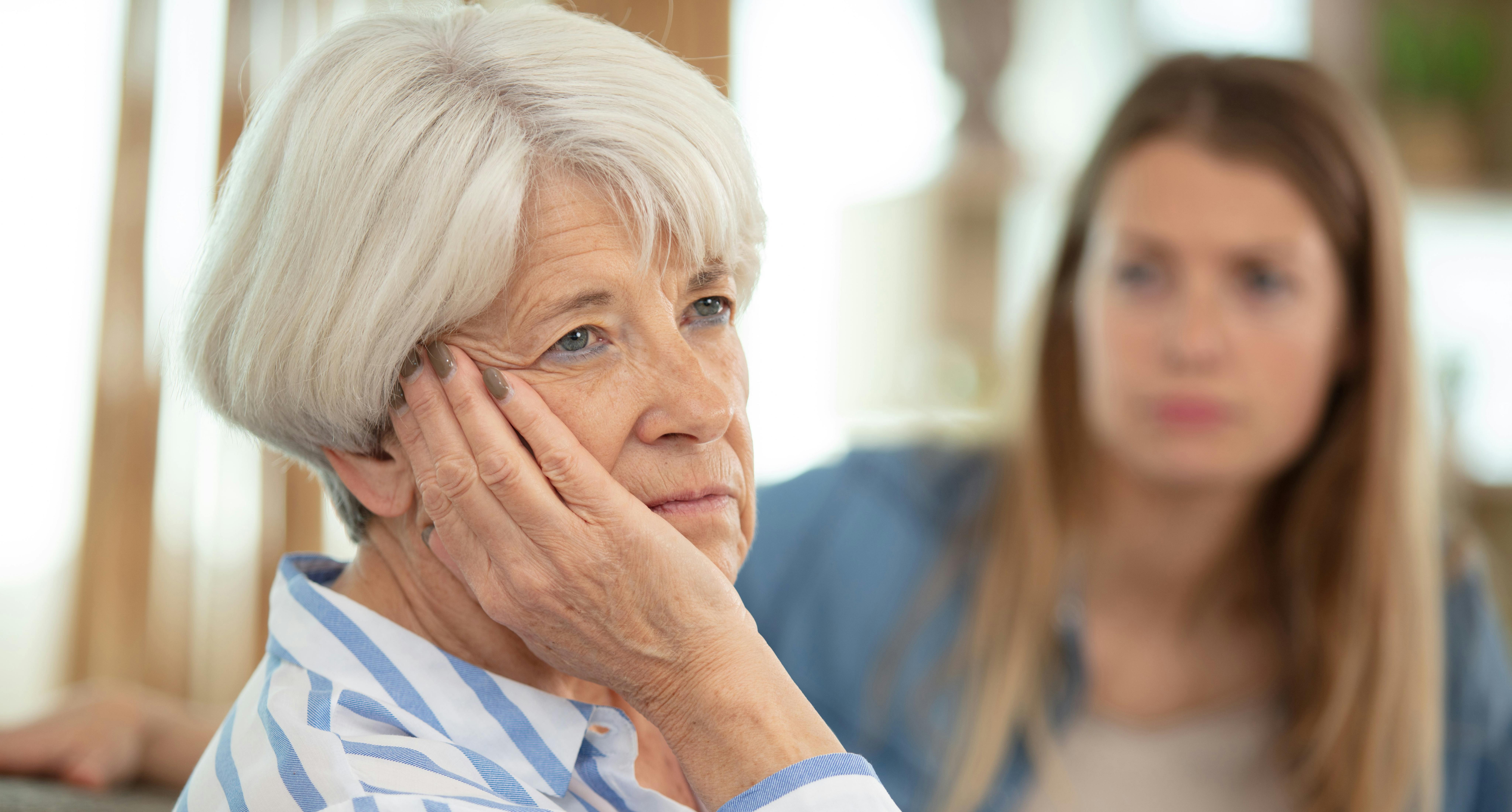 Fødselsdag: I forgrunden en skuffet mormor, og bagved ser hendes voksne datter på hende.