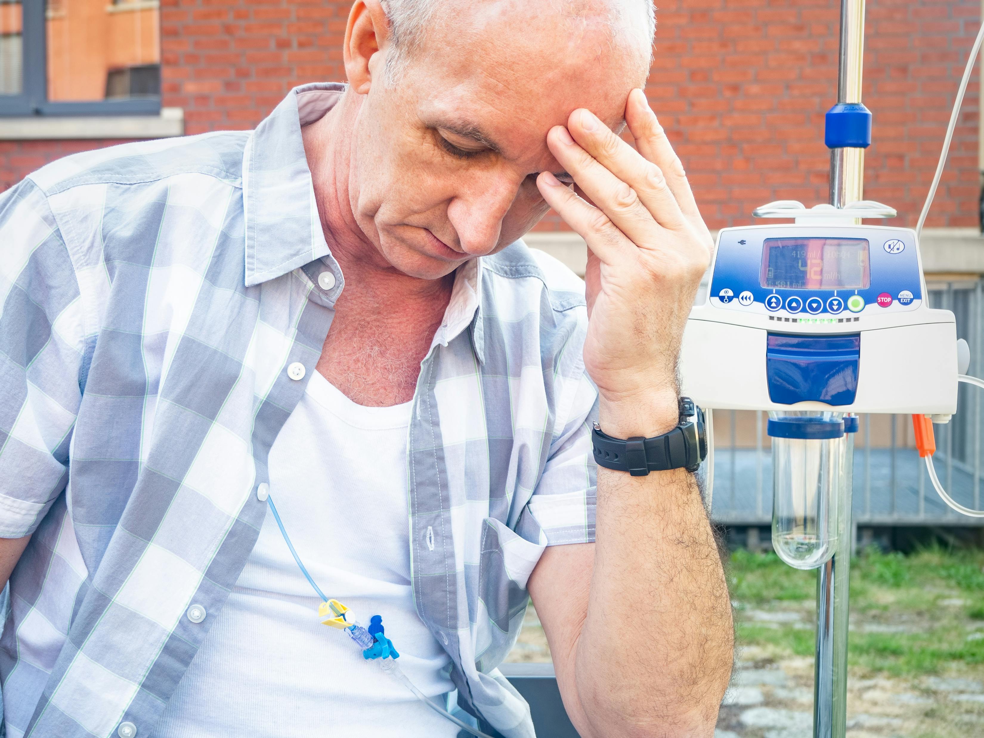 Ambitiøs overlever til kontrol hos lægen: Ældre mand ramt af kræft får kemobehandling