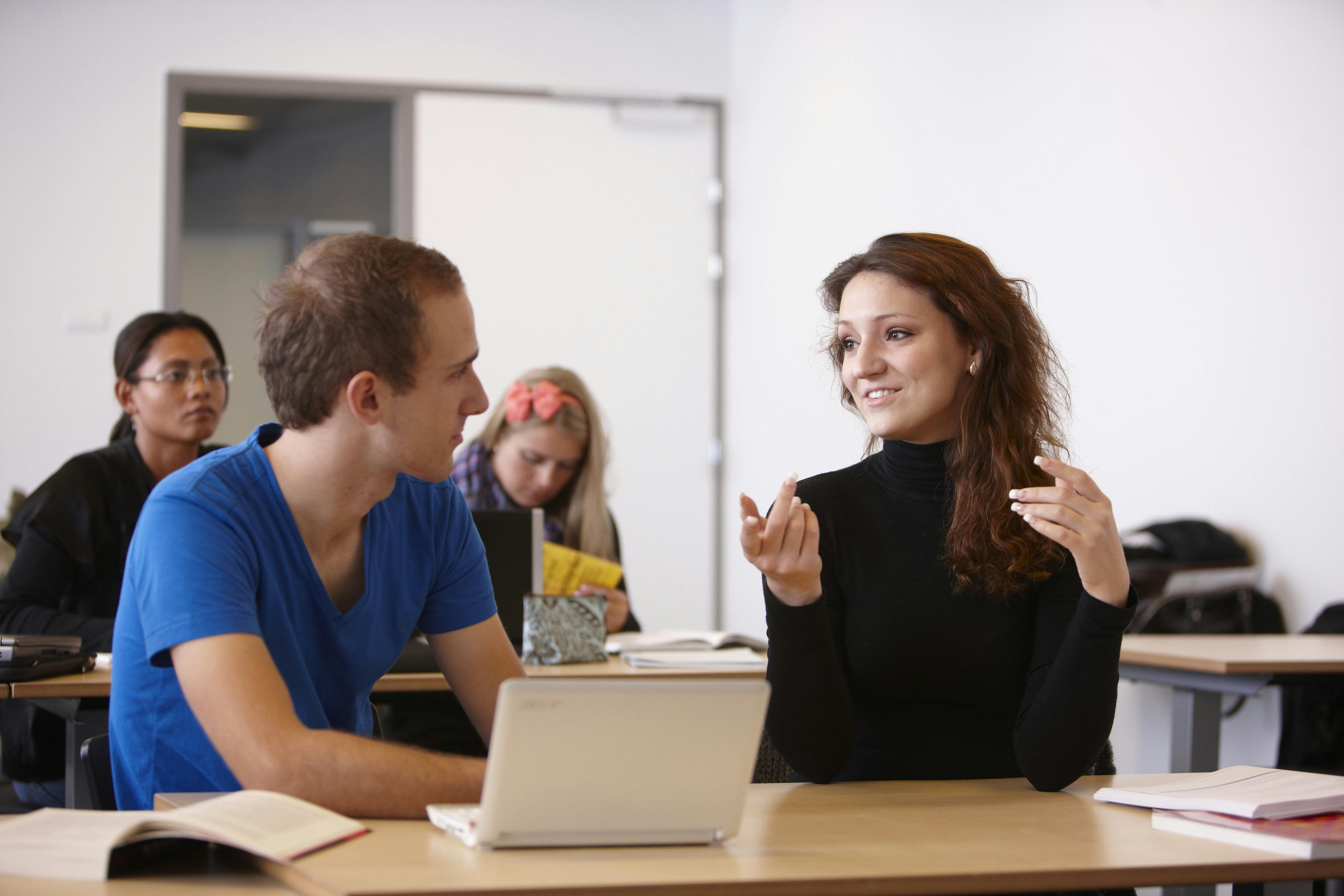 Mand og kvinde ved computer i klasseværelse - lærerstuderende fastholder stereotyper.