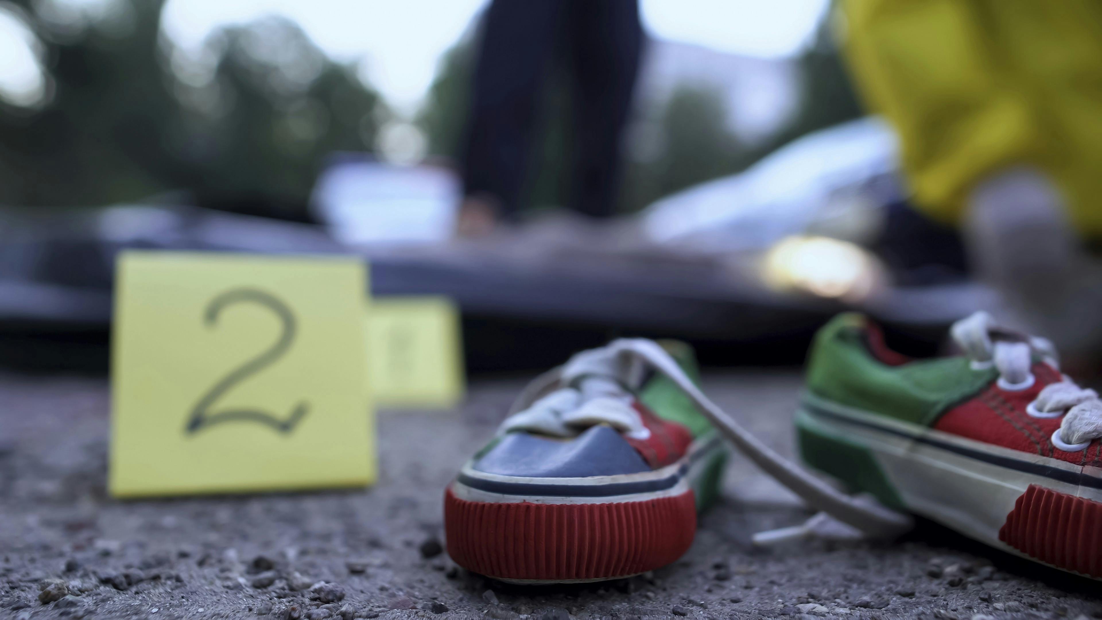 Kvinde dræbt på åben gade i Odense: Efterladte gummisko ved et gerningssted - bølge af kvindemord i Danmark. 