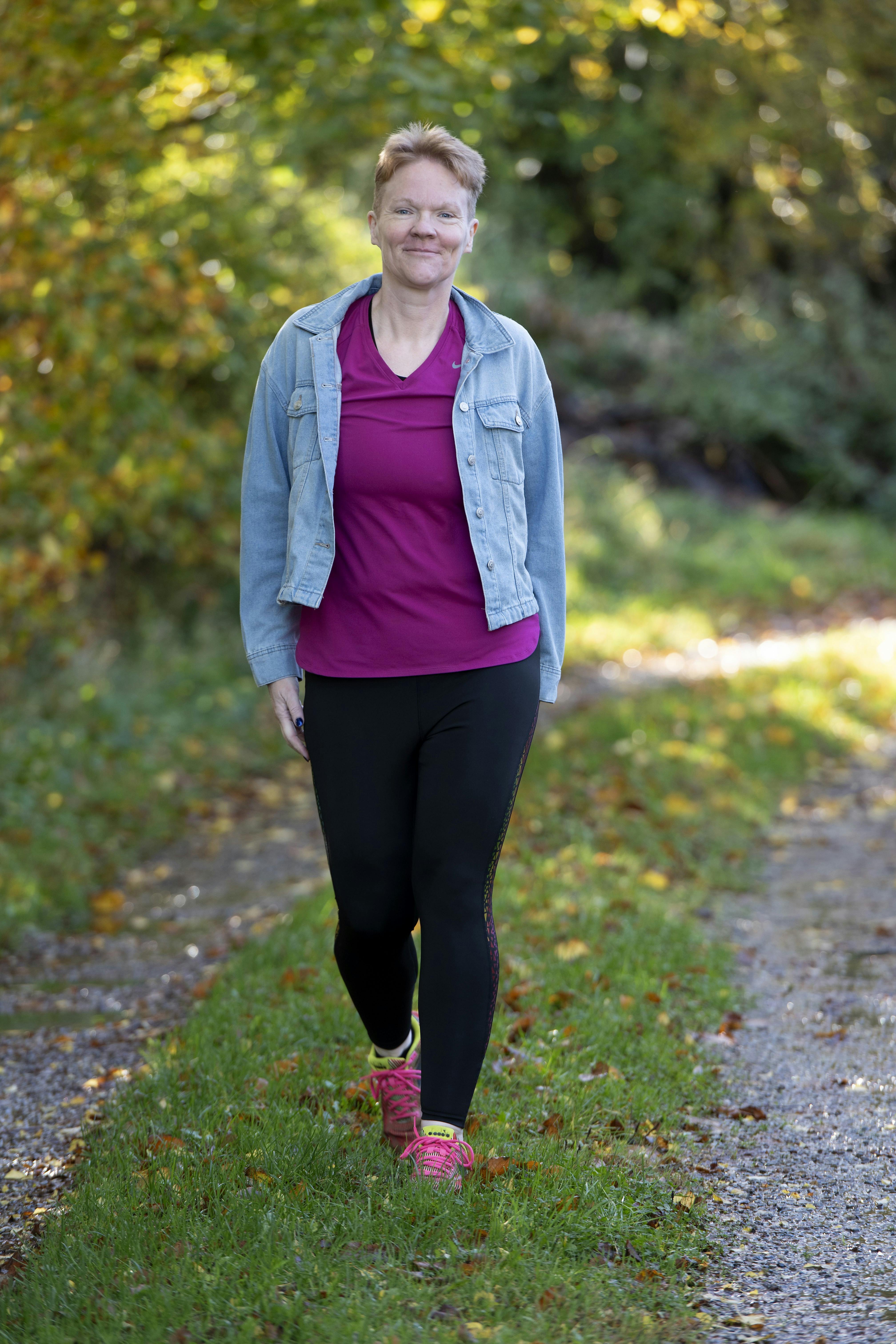 Maibritt Lohmann-Larsen har tabt sig med Sense. Her går en tur i nabolaget.