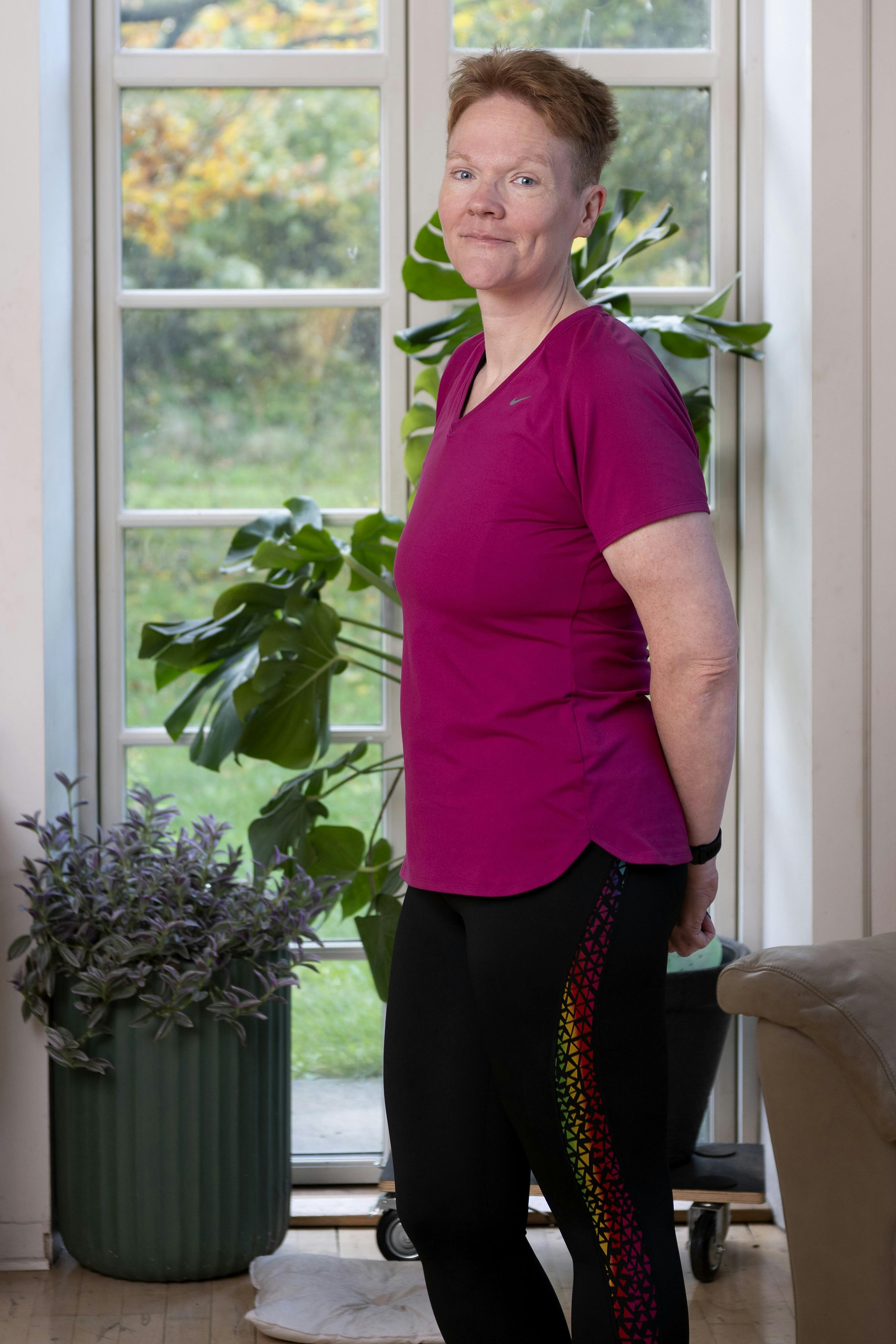 Maibritt Lohmann-Larsen, der har fulgt Sense, står i sin stue med kig til haven.