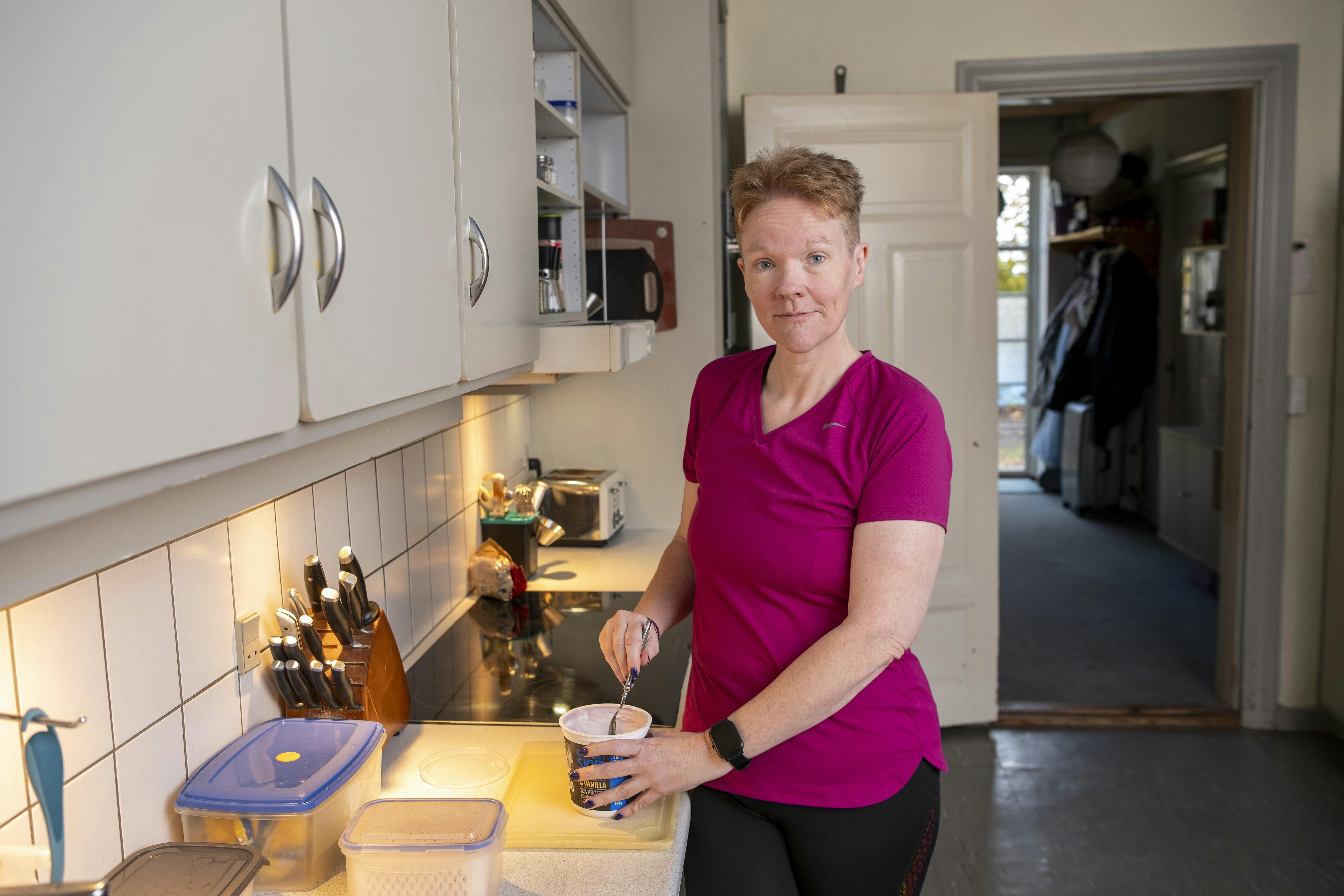 Maibritt Lohmann-Larsen laver mad i sit køkken efter principperne i Sense.