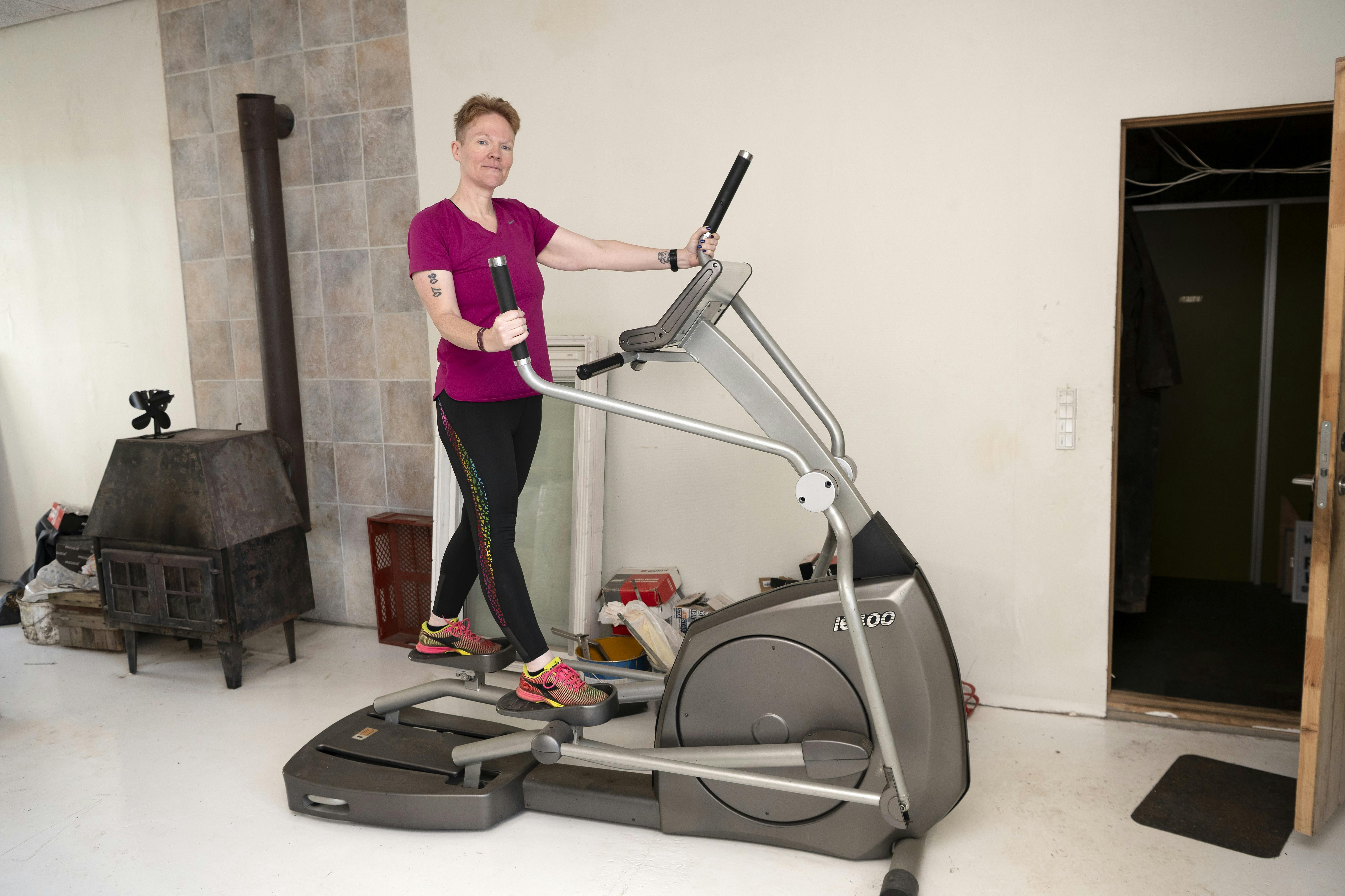 Maibritt Lohmann-Larsen er flittig og træner på en cross trainer.