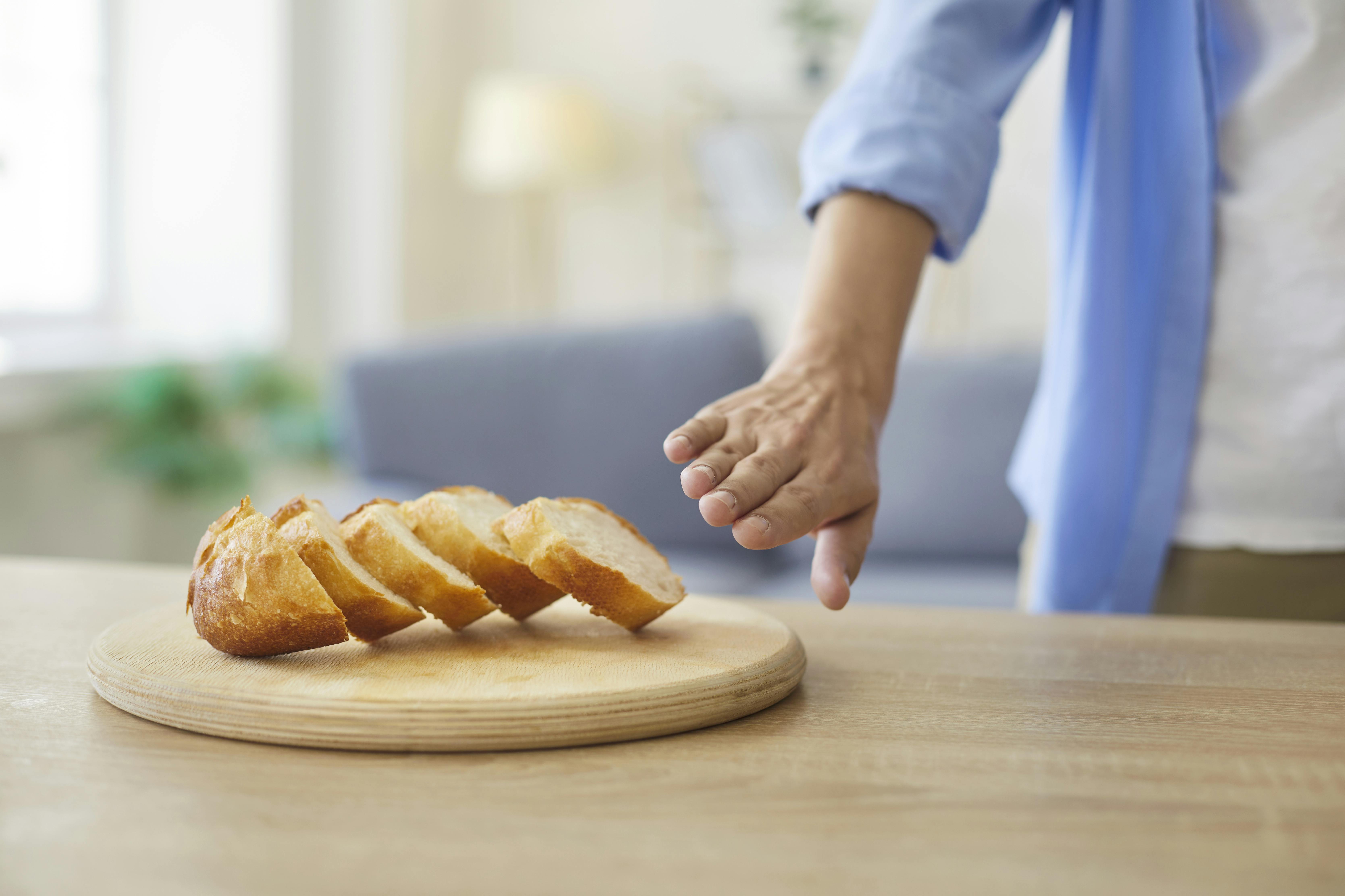 Flere undgår gluten: Hånd signalerer stop foran noget brød