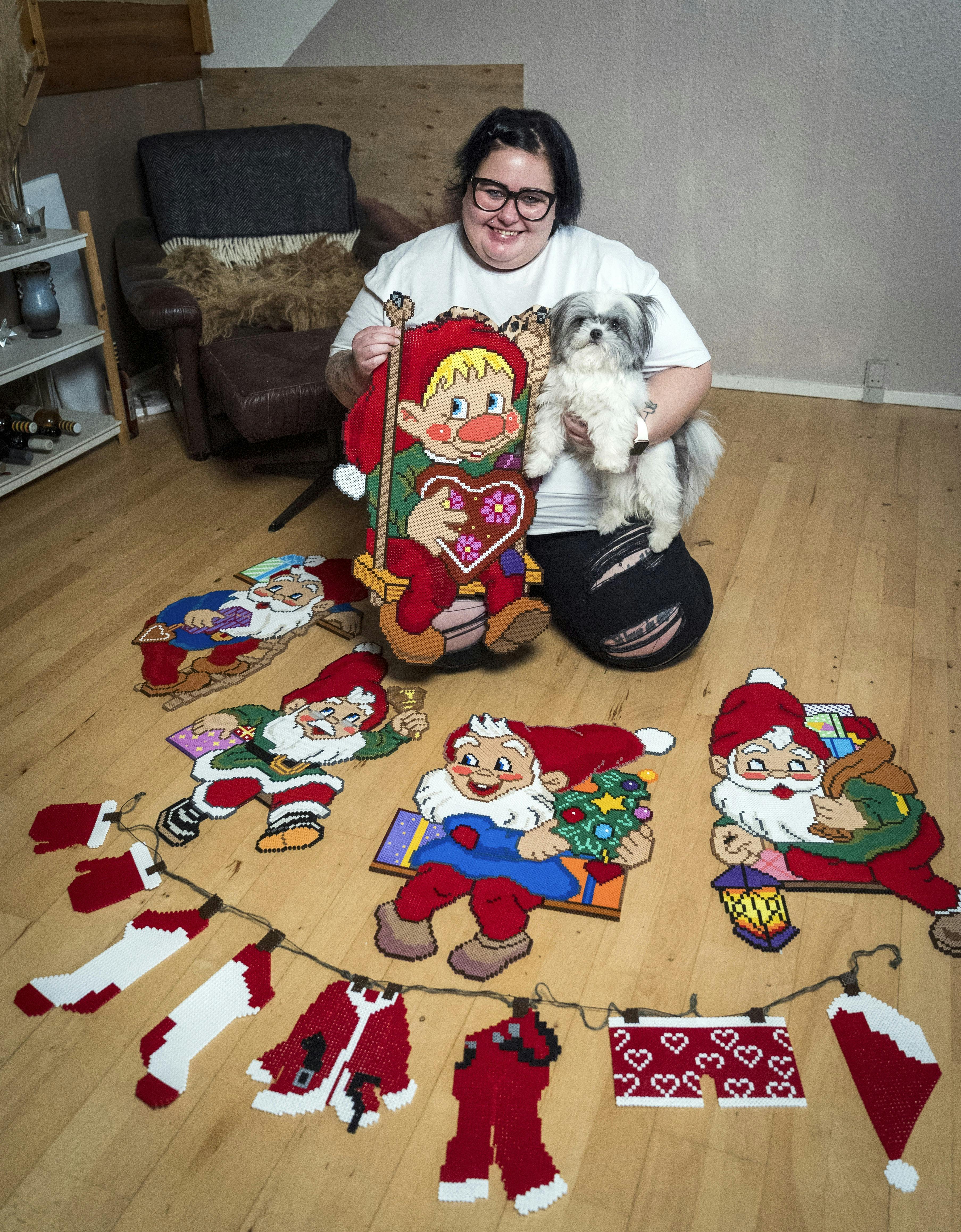 Simone elsker at lave jule perleplader.