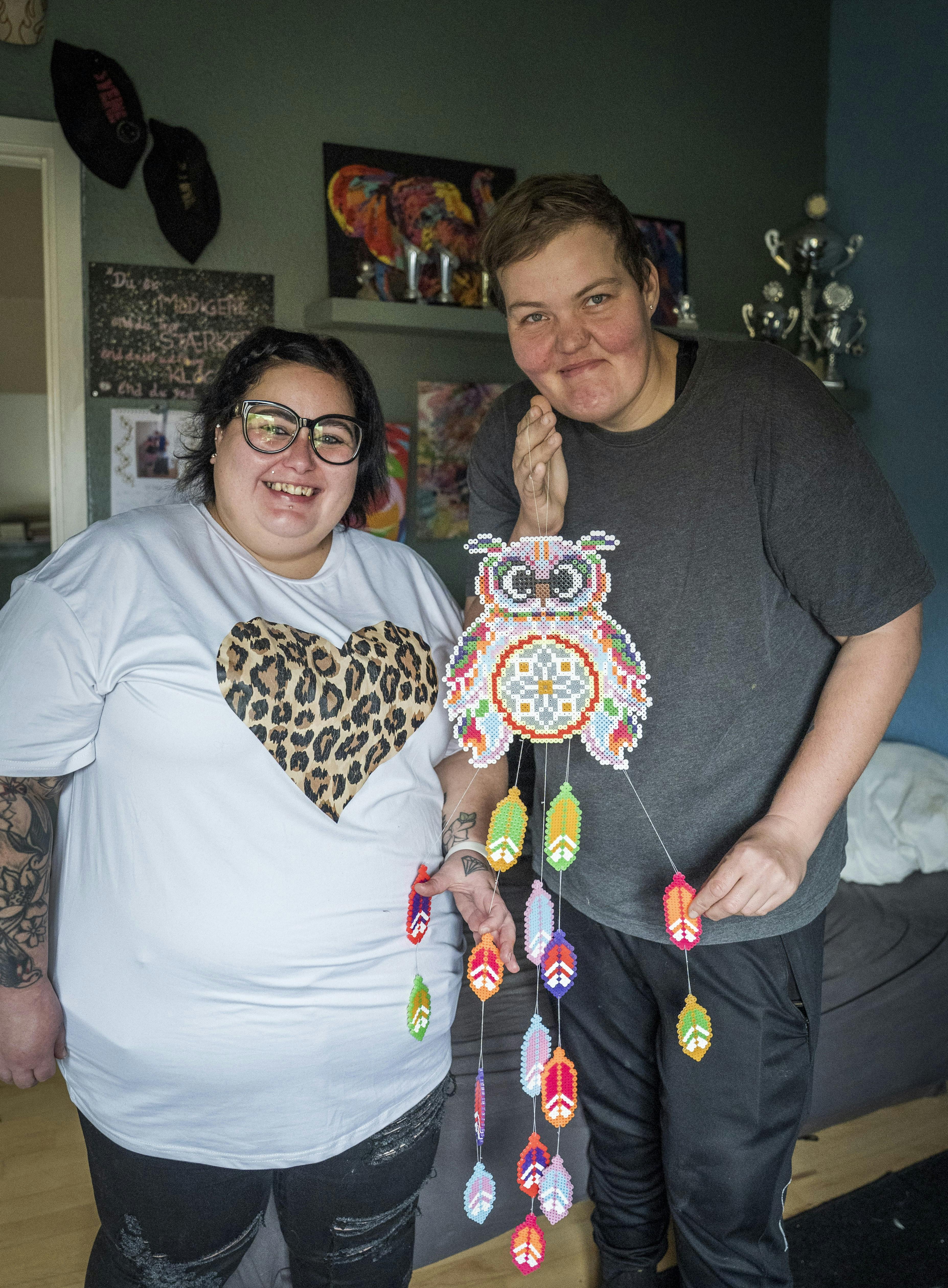 Simone Annelise Jensen sammen med sin veninde Stine.