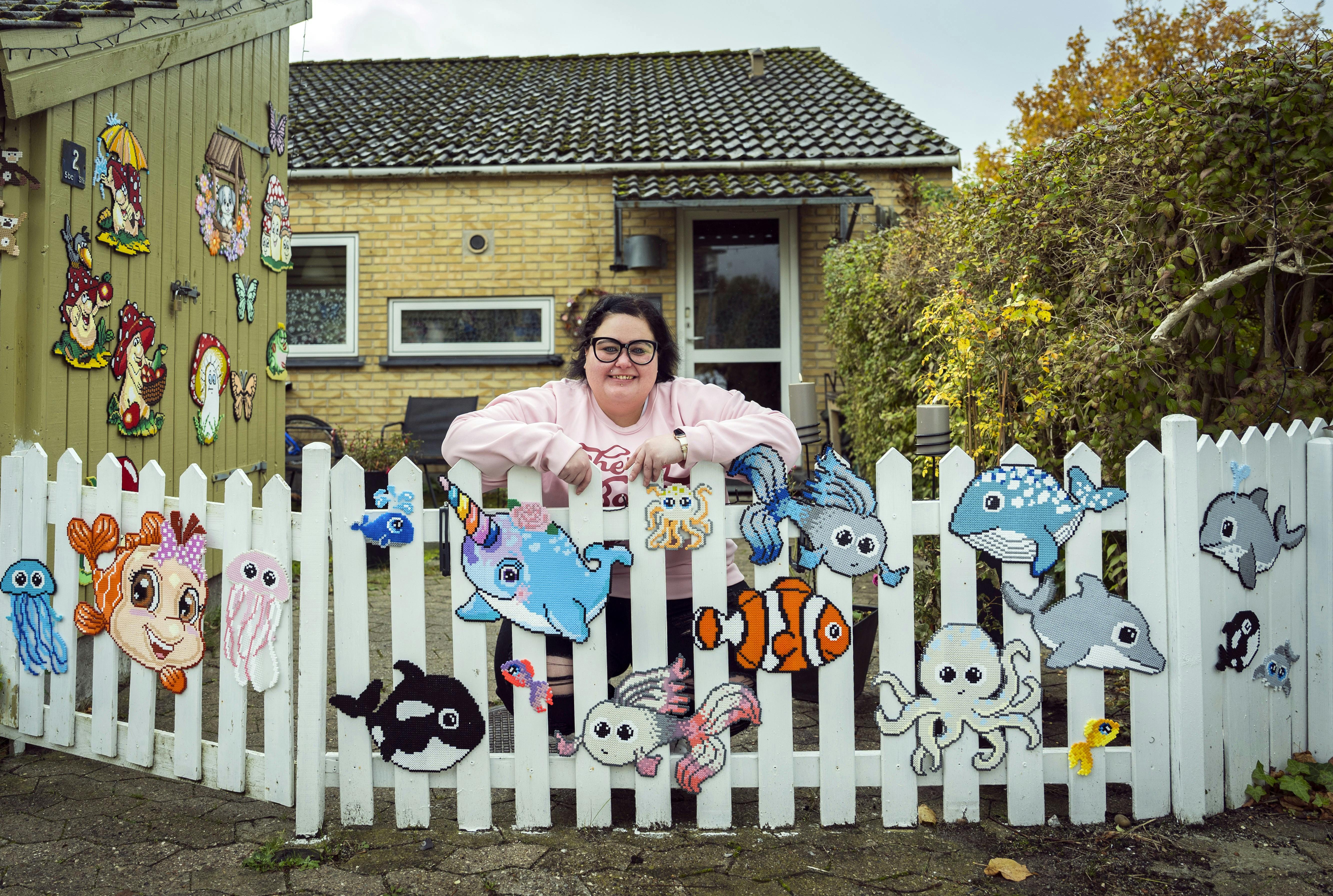 Simone Annelise Jensen, der kæmper med add, angst, ocd og ptsd, foran sine perleplader.